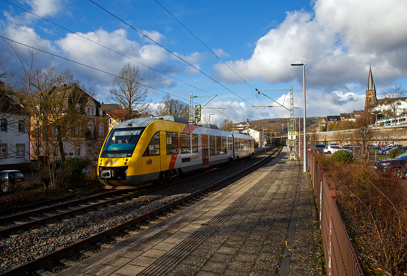 Der VT 255 (95 80 0648 155-9 D-HEB / 95 80 0648 655-8 D-HEB) ein Alstom Coradia LINT 41 der HLB (Hessische Landesbahn GmbH), fährt am 17.01.2023,  als RB 93  Rothaarbahn  (Bad Berleburg - Kreuztal -Siegen - Betzdorf), vom Bahnhof Kirchen (Sieg) weiter nach Betzdorf (Sieg).

Betzdorf (Sieg) ist der Ziel- und Endbahnhof, daher steht nun am Zugzielanzeiger „Nicht Einsteigen“.