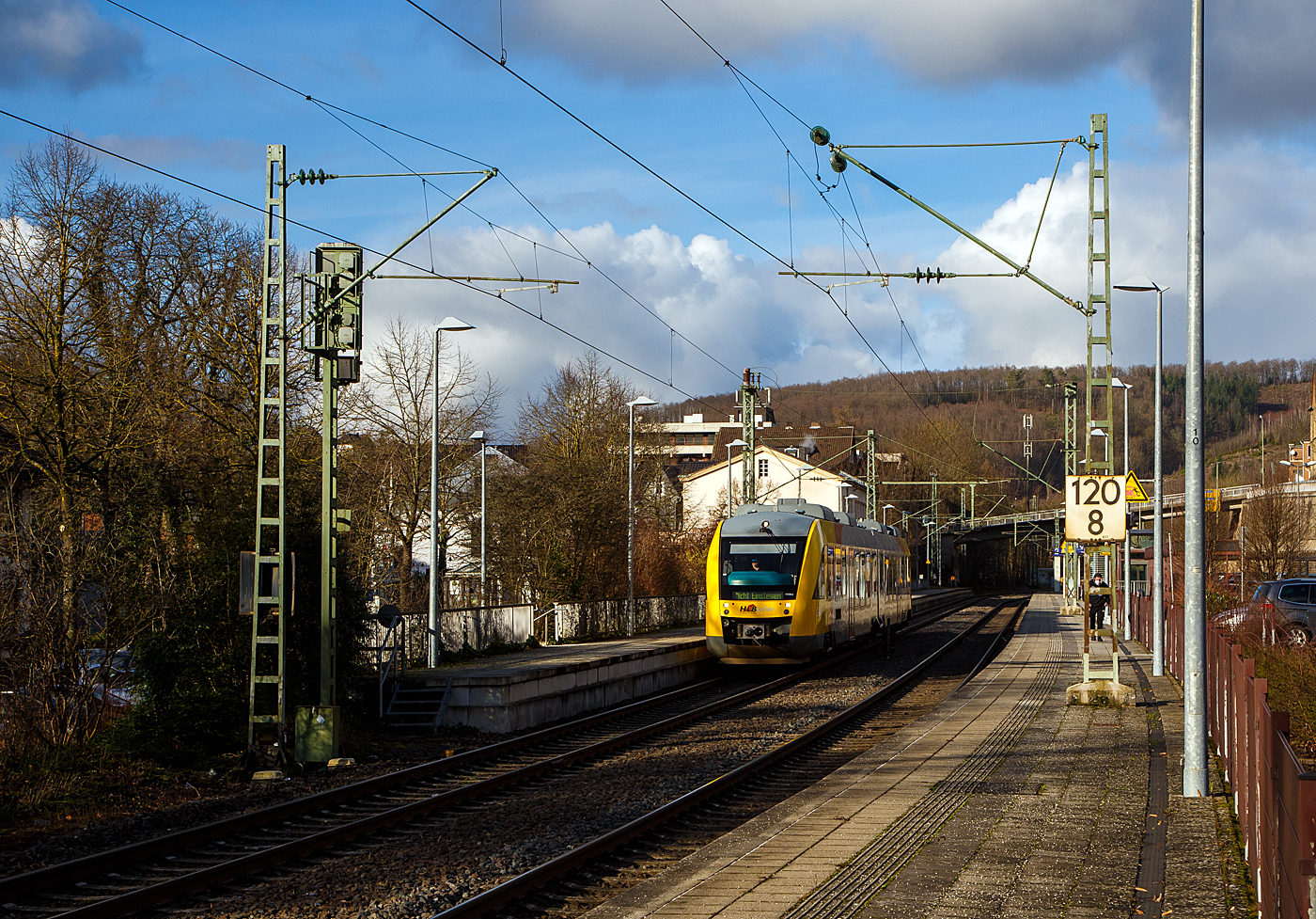 Der VT 255 (95 80 0648 155-9 D-HEB / 95 80 0648 655-8 D-HEB) ein Alstom Coradia LINT 41 der HLB (Hessische Landesbahn GmbH), fährt am 17.01.2023,  als RB 93  Rothaarbahn  (Bad Berleburg - Kreuztal -Siegen - Betzdorf), vom Bahnhof Kirchen (Sieg) weiter nach Betzdorf (Sieg).

Betzdorf (Sieg) ist der Ziel- und Endbahnhof, daher steht nun am Zugzielanzeiger „Nicht Einsteigen“.
