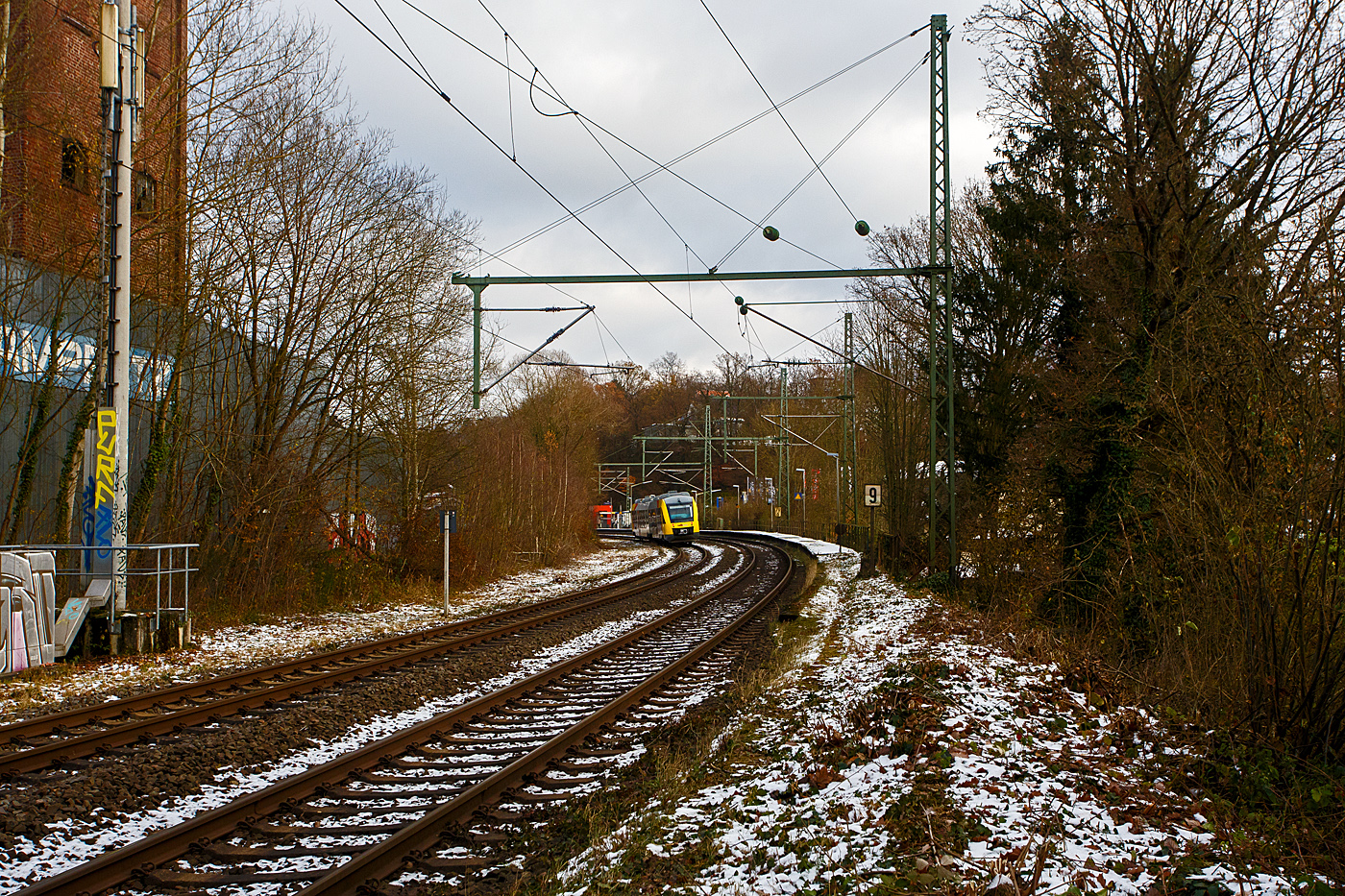 Der VT 256 (95 80 0648 156-7 D-HEB / 95 80 0648 656-6 D-HEB), ein Alstom Coradia LINT 41 der HLB - Hessische Landesbahn (3LänderBahn), erreicht als RB 90 „Westerwald-Sieg-Bahn“ , der Verbindung Altenkirchen(Westerwald) – Au(Sieg) - Betzdorf(Sieg) – Siegen Hbf, nun den Bahnhof Scheuerfeld (Sieg) am 02.12.2023.

Durch eine Weichenstörung beim Bahnhof Scheuerfeld, die schnell behoben wurde, fährt er hier heute mal links.