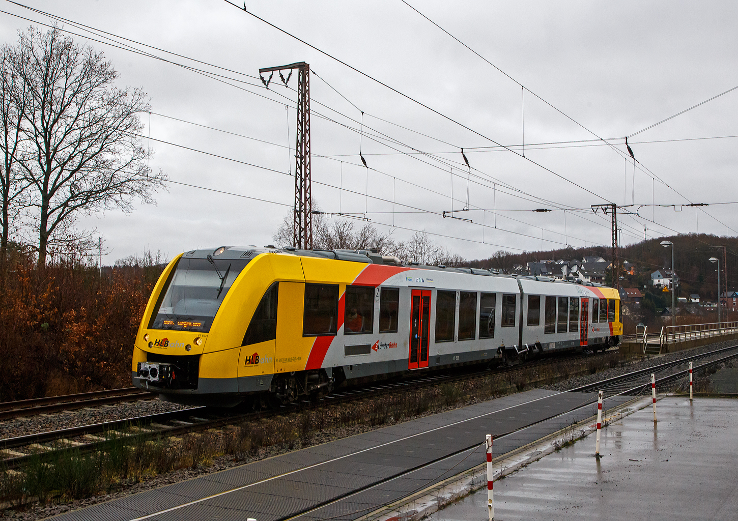 Der VT 503 (95 80 1648 103-7 D-HEB / 95 80 1648 603-6 D-HEB), ein Alstom Coradia LINT 41 der neuen Generation, der HLB (Hessische Landesbahn GmbH), fhrt am 23.12.2022, als RB 95  Sieg-Dill-Bahn  Dillenburg – Siegen, vom Hp Rudersdorf (Kreis Siegen) weiter in Richtung Siegen.