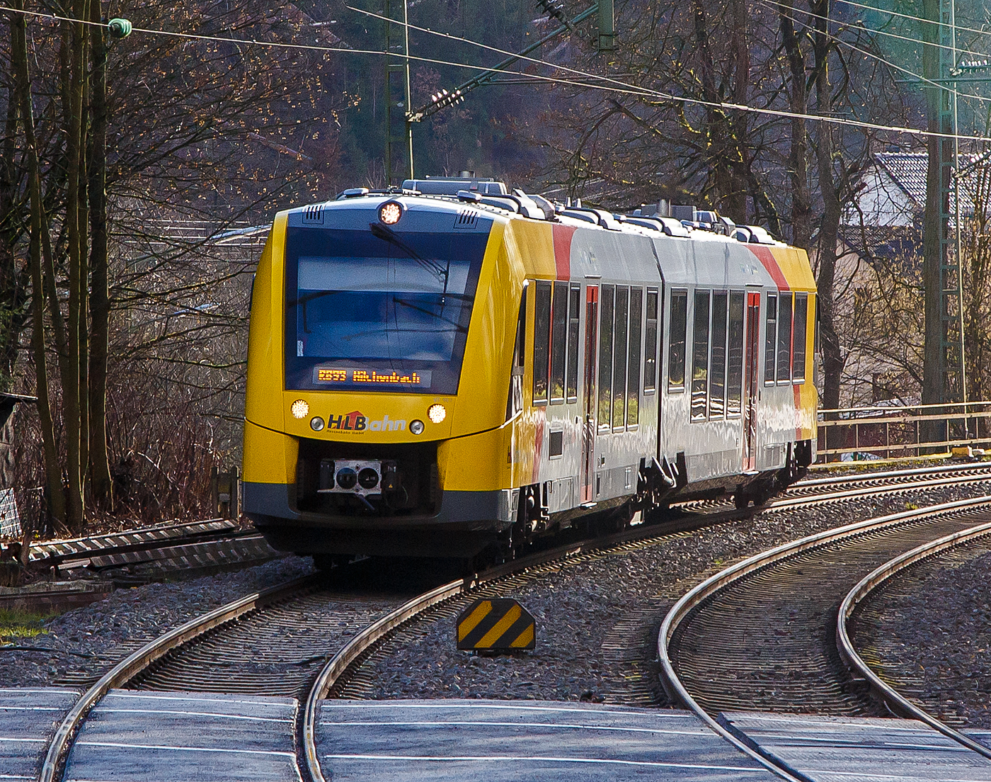 Der VT 503 (95 80 1648 103-7 D-HEB / 95 80 1648 603-6 D-HEB) ein Alstom Coradia LINT 41 der neuen Generation, der HLB (Hessische Landesbahn GmbH), erreicht am 17.01.2023, als RB 93  Rothaarbahn  (Betzdorf - Siegen - Kreuztal - Hilchenbach), den Bahnhof Kirchen (Sieg).