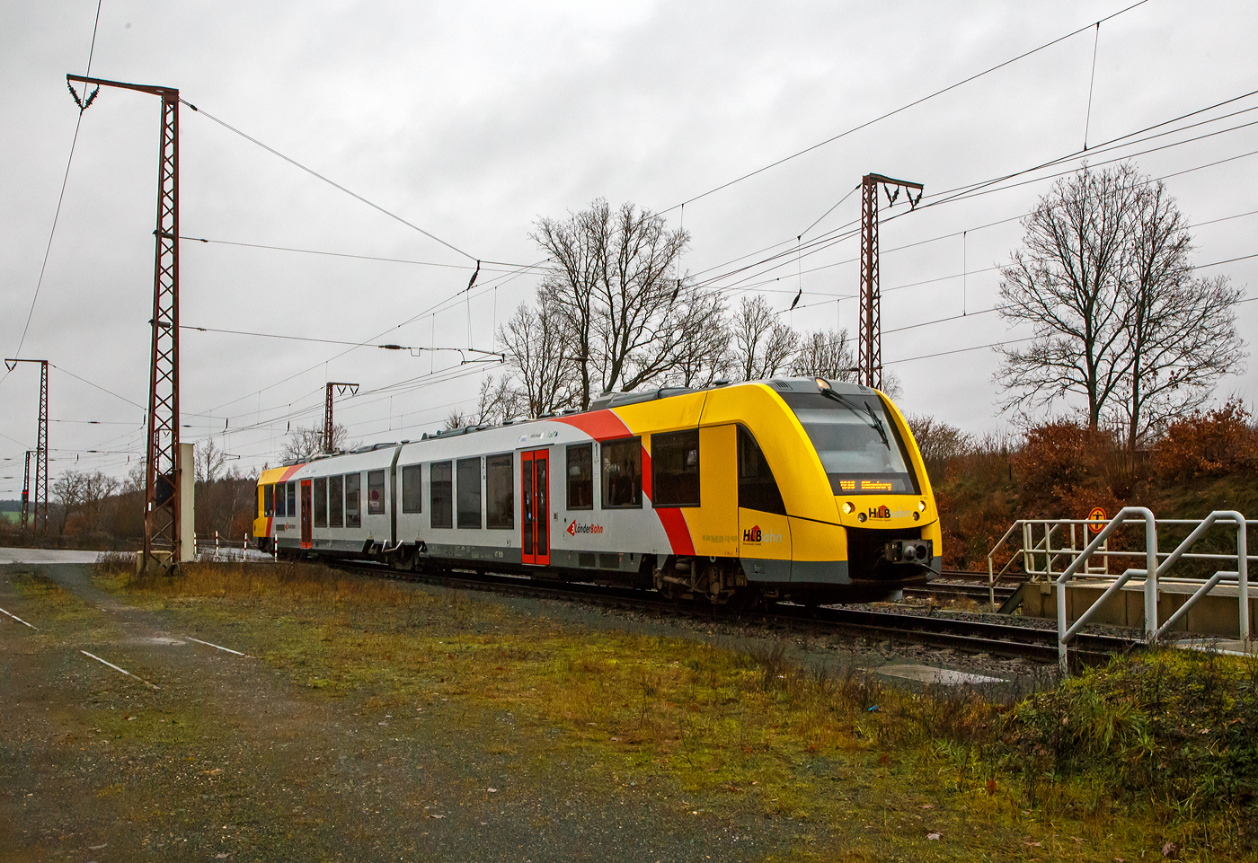 Der VT 505 (95 80 1648 105-2 D-HEB / 95 80 1648 605-1 D-HEB) der HLB (Hessische Landesbahn GmbH), ein Alstom Coradia LINT 41 der neuen Generation, erreicht am 23.12.2022, als RB 95 Sieg-Dill-Bahn (Siegen – Dillenburg), den Hp Rudersdorf (Kr. Siegen).