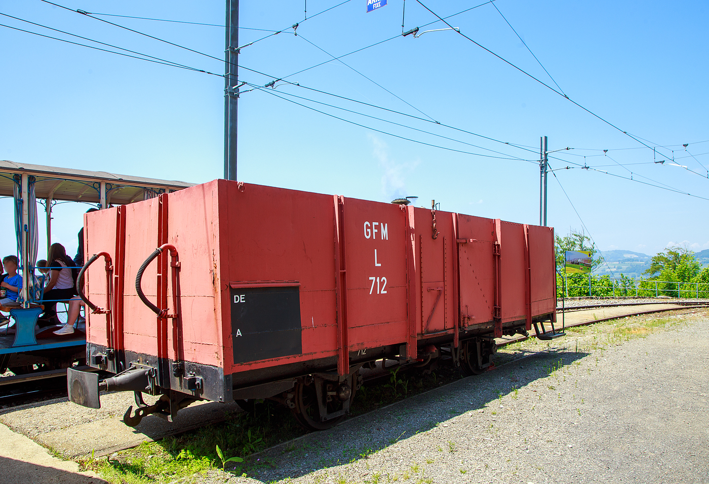 Der zweiachsige offene Güterwagen (Hochbordwagen) mit einer Bremserbühne, ex GFM L 712, ex TPF Ek 712  (Chemins de fer Fribourgeois, ab 2000 tpf - Transports publics fribourgeois SA / Freiburgische Verkehrsbetriebe AG), seit 2002 im Bestand der Museumsbahn Blonay–Chamby, abgestellt am 27.05.2023 beim Bahnhof Chamby.

Vier baugleiche dieser zweiachsigen schmalspurigen Wagen (L 711 bis L 714) wurden 1905 von SWS Schlieren (Schweizerische Wagons- und Aufzügefabrik AG) für die GMF gebaut. Der Wagen L 712 (Ek 712) ging 2002 von der TPF an die BC.

TECHNISCHE DATEN 
Typ: L (später Ek)
Baujahr: 1905
Hersteller: SWS Schlieren
Spurweite: 1.000 mm (Meterspur)
Achsanzahl: 2 
Länge über Puffer: 7.700 mm
Achsabstand: 3.150 mm
Eigengewicht: 5,4 t
Nutzlast: 10,0 t

Quelle: Museumsbahn BC
