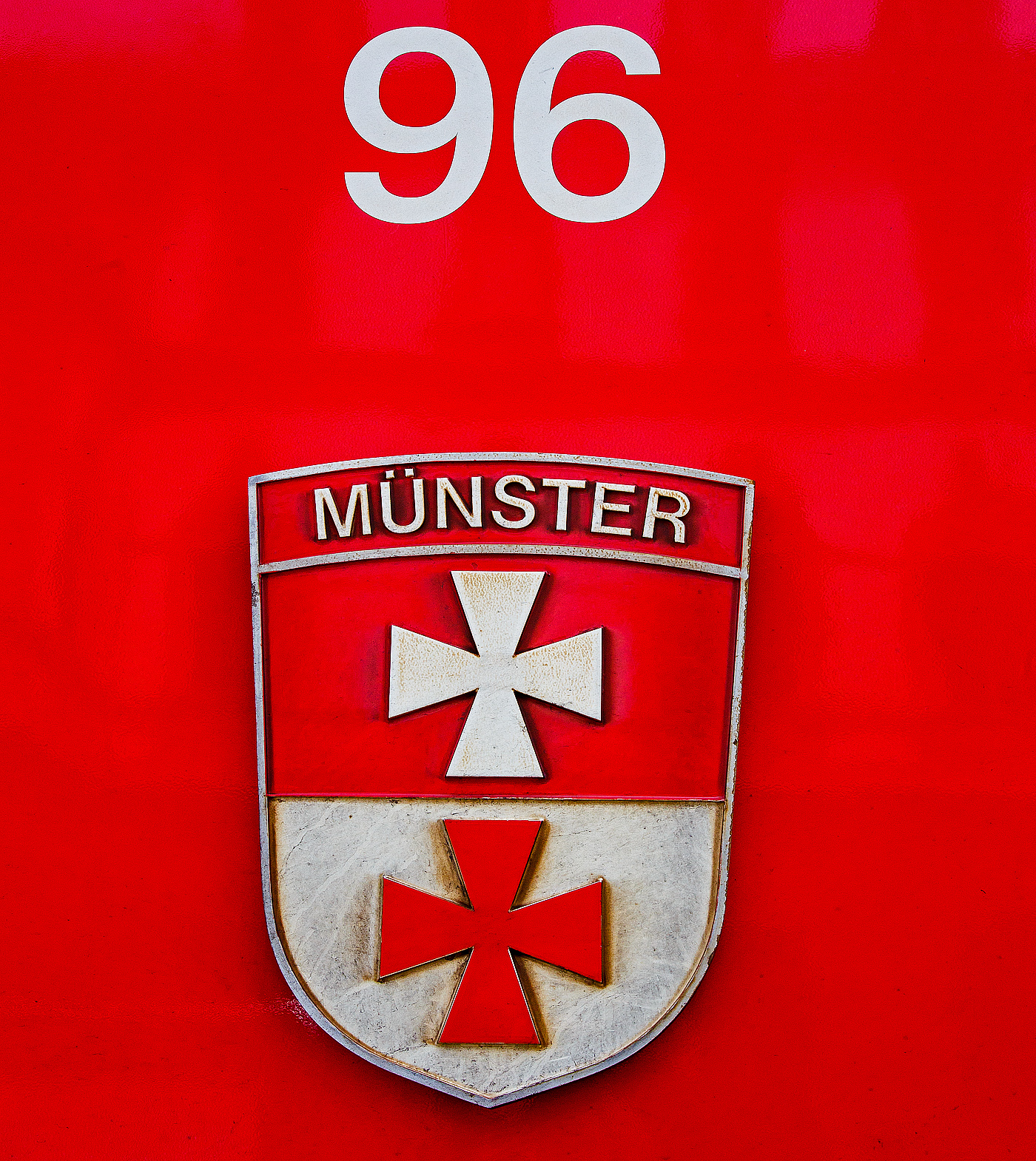 Detailbild von dem Wappen  Münster   von dem Gepäcktriebwagen Deh 4/4 II – 96 der Matterhorn-Gotthard-Bahn (MGB), ex FO 96  Münster   (Furka-Oberalp-Bahn), am 25.05.2023 in Brig.