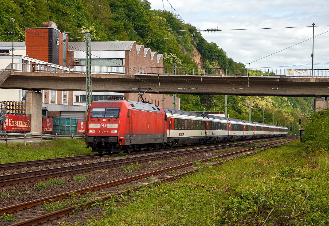 Die 101 081-8 (91 80 6101 081-8 D-DB) der DB Fernverkehr AG, fhrt am 28.04.2018, mit einem EC bestehend aus SBB EuroCity-Wagen, auf der Linken Rheinstrecke (KBS 471) durch Koblenz-Oberwerth, in Richtung Mainz bzw. Schweiz.

Die EuroCity-Wagen (Apm EC und Bpm EC) der SBB sind zwar nach hnlichen Prinzipien aufgebaut worden, werden aber in der Schweiz nicht als Einheitswagen bezeichnet. 

Die Lok wurde 1996 von ADtranz (ABB Daimler-Benz Transportation GmbH) in Kassel unter der Fabriknummer 33191 gebaut.