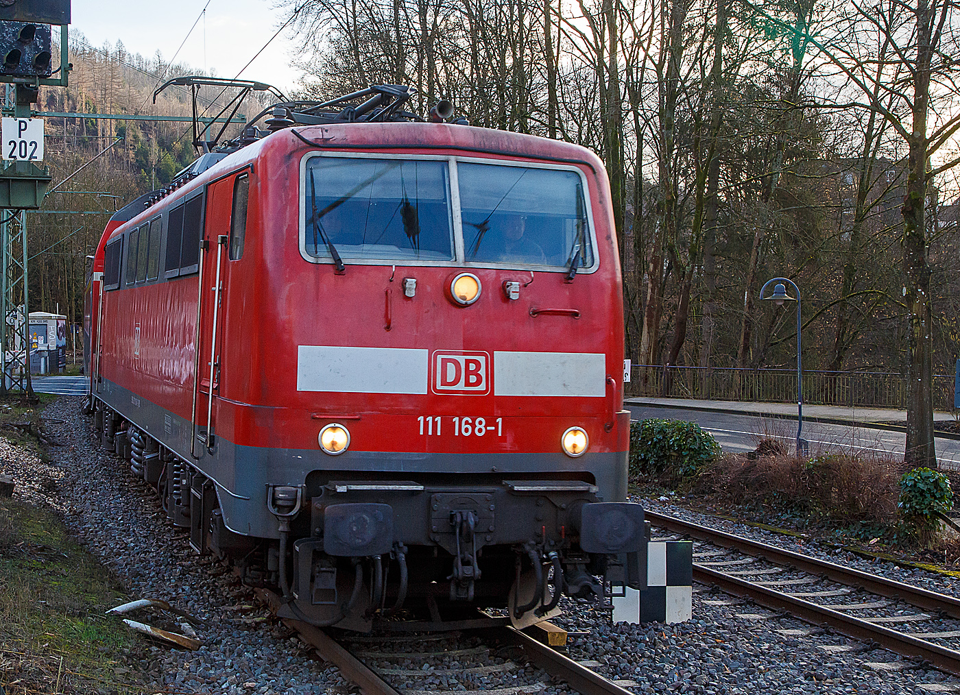 Die 111 168-1 (91 80 6111 168-1 D-DB) der DB Regio NRW erreicht mit dem RE 9 rsx - Rhein-Sieg-Express (Aachen – Köln – Siegen) am 17.01.2023 den Bahnhof Kirchen (Sieg).

Die Lok wurde 1980 von Henschel & Sohn in Kassel unter der Fabriknummer 32441 gebaut. Aktuell wird sie DB Gebrauchtzug am Markt zum Kauf angeboten.
