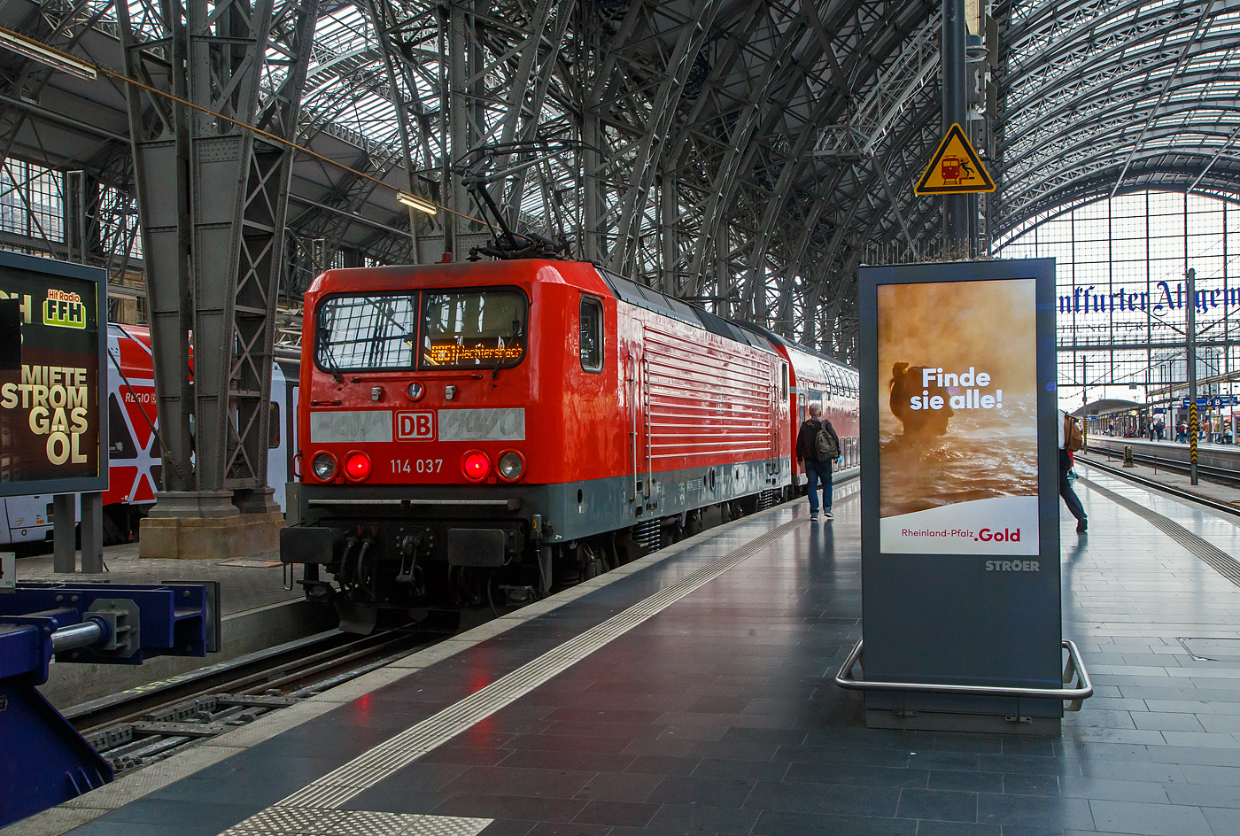 Die 114 037 (91 80 6114 037-5 D-DB), ex DR 112 037-7, der DB Regio steht am 13.09.2022, mit dem RB 51  Kinzigtalbahn  nach Wächtersbach, im Hbf Frankfurt am Main zur Abfahrt bereit.

Die Lok wurde 1991 bei LEW (VEB Lokomotivbau Elektrotechnische Werke „Hans Beimler“, ab 1992 AEG Schienenfahrzeuge Hennigsdorf GmbH) in Hennigsdorf unter der Fabriknummer 21333 gebaut und als DR 112 037-7 an die Deutsche Reichsbahn geliefert, ab 1994 dann DB 112 037-7. Mit dem Übergang zur DB Regio wurde sie dann 2000 in 114 037-5 ungezeichnet.