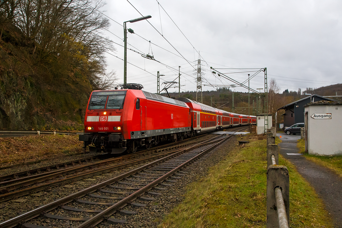 Die 146 001-3 (91 80 6146 001-3 D-DB) der DB Regio NRW fährt am 18.04.2023, mit dem RE 9 (rsx - Rhein-Sieg-Express) Aachen - Köln – Siegen, durch Scheuerfeld (Sieg) in Richtung Siegen , nächster Halt ist bald Betzdorf (Sieg).

Die TRAXX P160 AC1 wurde 2001 von ABB Daimler-Benz Transportation GmbH in Kassel unter der Fabriknummer 33813 gebaut.
