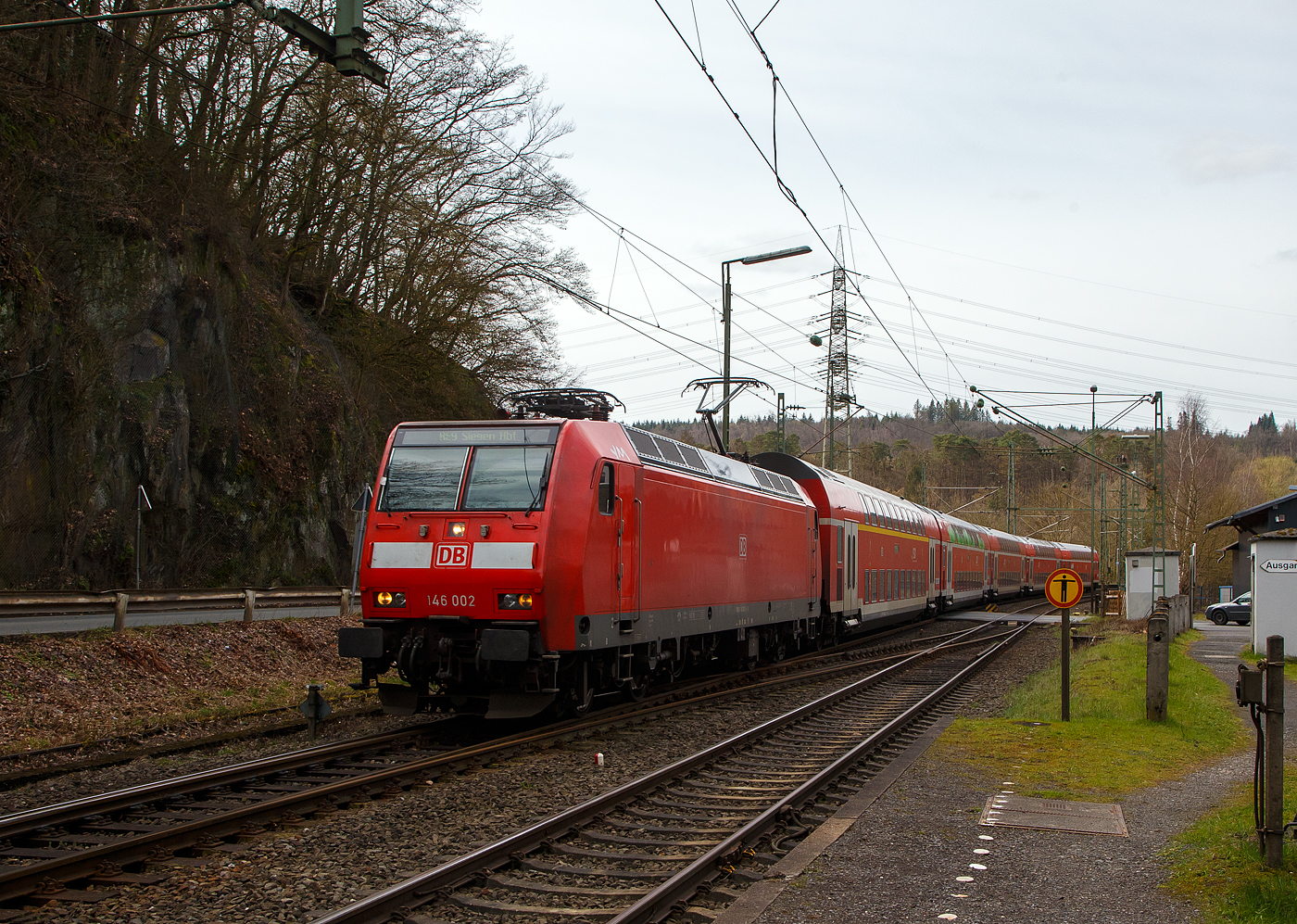 Die 146 002-1 (91 80 6146 002-1 D-DB) der DB Regio NRW fährt am 28.03.2023, mit dem RE 9 (rsx - Rhein-Sieg-Express) Aachen - Köln – Siegen, durch Scheuerfeld (Sieg) in Richtung Siegen.