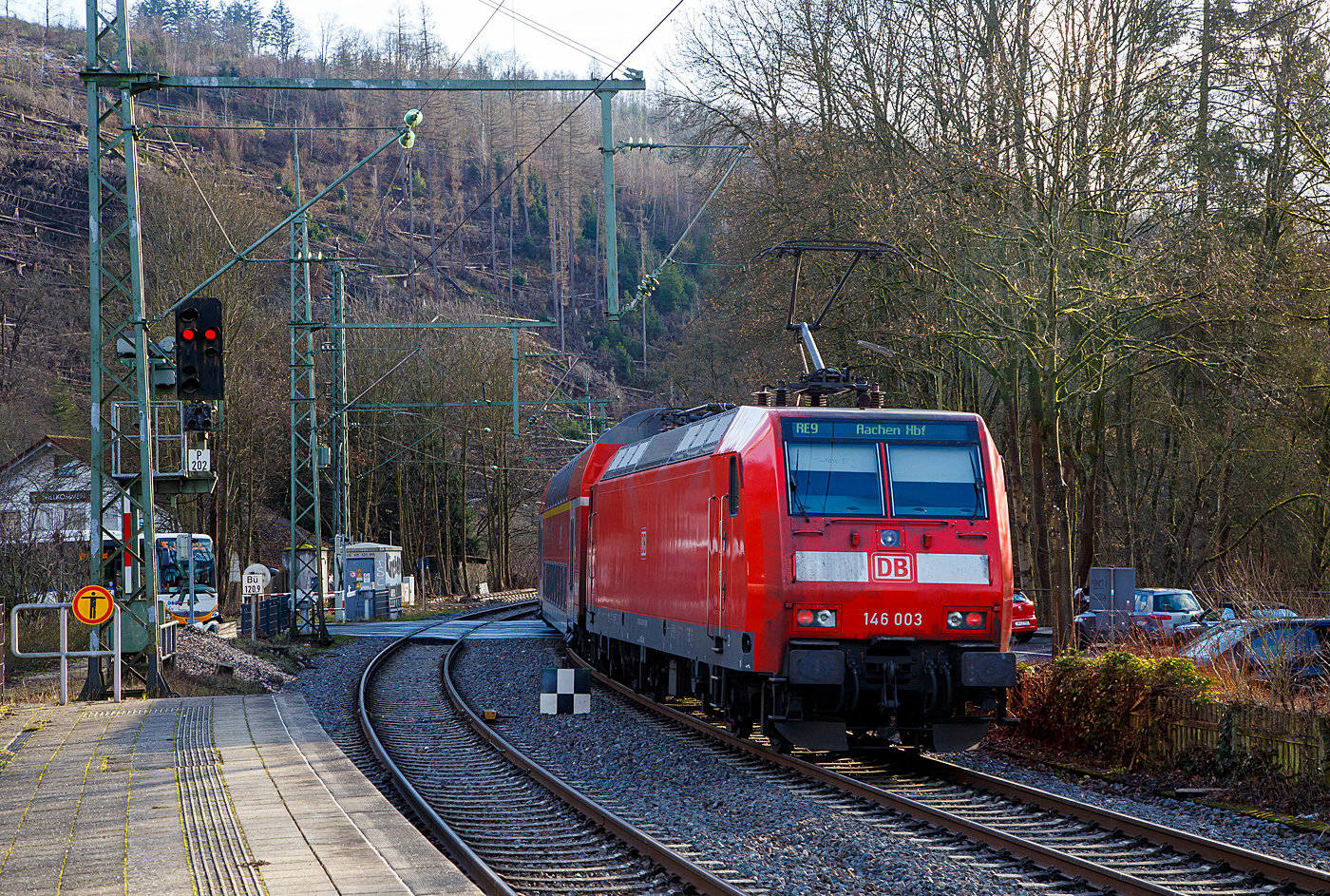 Die 146 003-9 (91 80 6146 003-9 D-DB) der DB Regio NRW schiebt den RE 9 rsx - Rhein-Sieg-Express (Siegen – Kln – Aachen) am 17.01.2023 vom Bahnhof Kirchen (Sieg) Steuerwagen voraus weiter in Richtung Betzdorf.

Die TRAXX P160 AC1 wurde 2001 von ABB Daimler-Benz Transportation GmbH in Kassel unter der Fabriknummer 33810 gebaut.