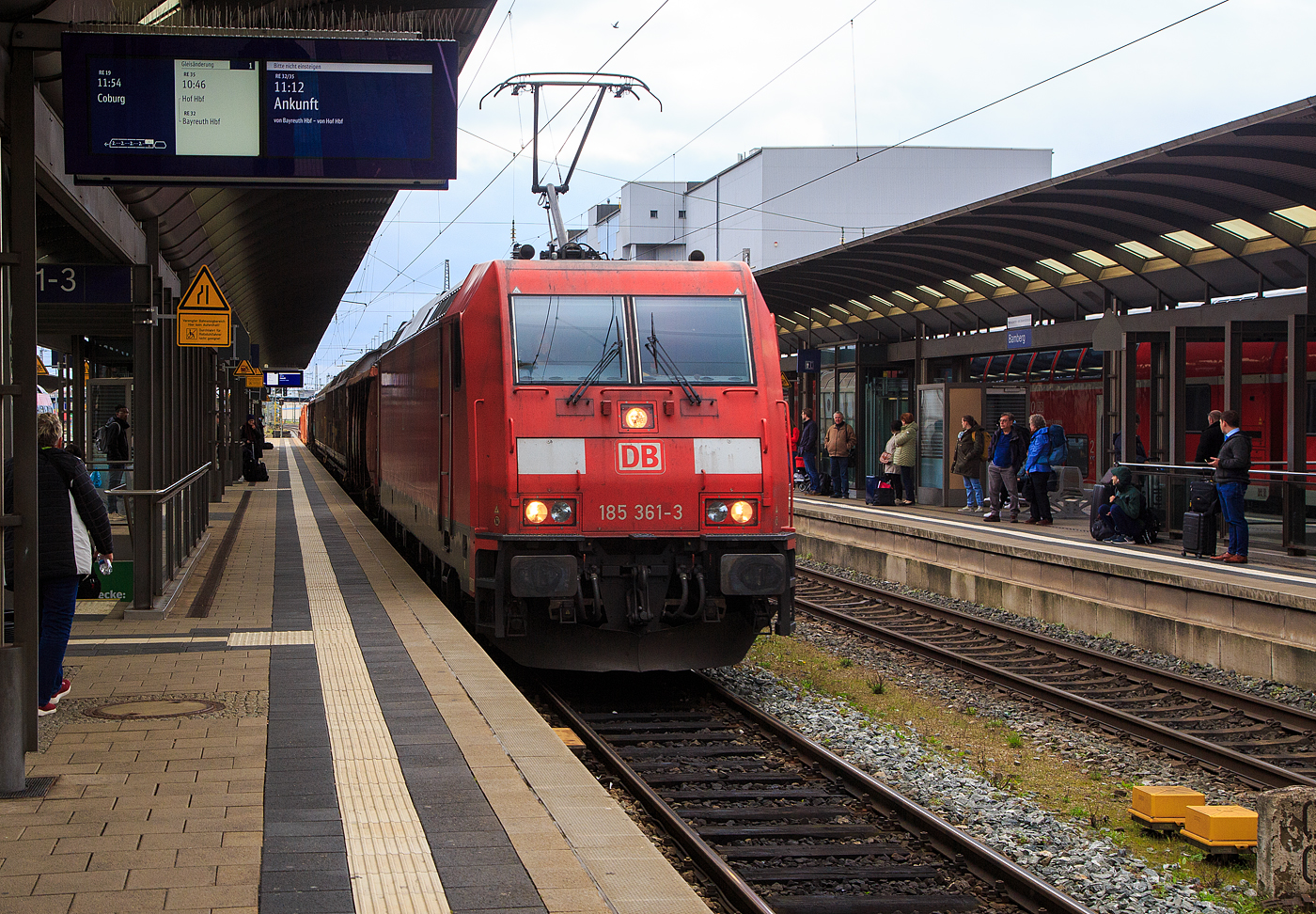 Die 185 361-3 (91 80 6185 361-3 D-DB) der DB Cargo AG fhrt am 27.04.2023  mit einem gemischten Gterzug durch den Bahnhof Bamberg.

Die TRAXX F140 AC2 wurde 2008 von Bombardier in Kassel unter der Fabriknummer 34280 gebaut.
