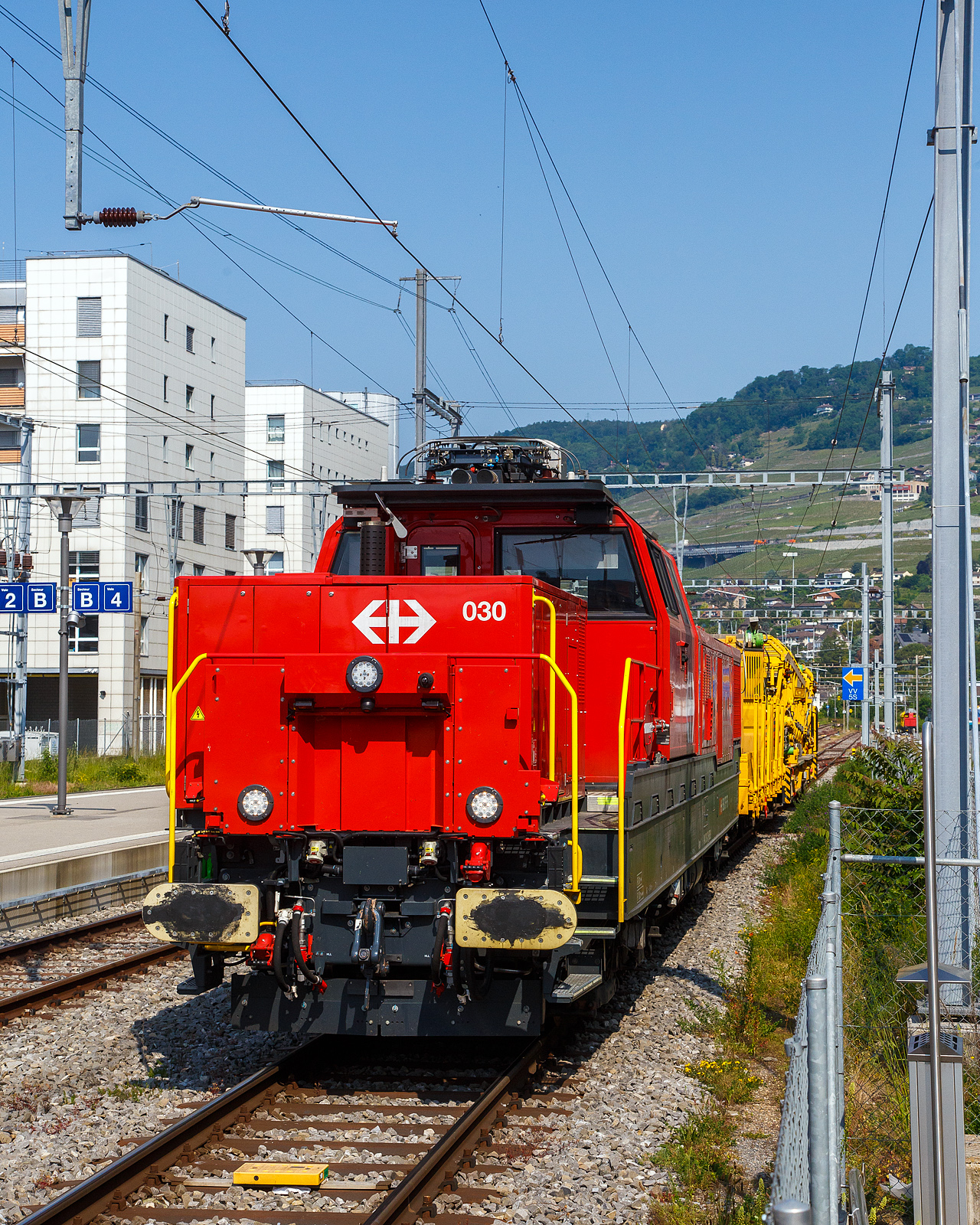 Die Aem 940 030-0 (Aem 91 85 4 940 030-0 CH-SBBI) der SBB Infrastruktur drückt am 28. Mai 2023 einem Bauzug (Materialförder- und Siloeinheiten) beim Bahnhof Vevey auf ein anderes Gleis.

Die Alstom Prima H4 sind von Alstom am Standort Belfort entwickelte Rangierlokomotiven, die sowohl im Strecken- als auch im schweren Rangierbetrieb eingesetzt werden können. Der Grund für die Entwicklung der Alstom Prima H4 wurde durch eine Ausschreibung der SBB Jahr 2015 gelegt. Diese erneuert den eigenen Fahrzeugbestand und muss dafür mehrere Lokomotiven für unterschiedliche Achsanzahl, Leistungsklasse, Masse und Einsatzumgebung beschaffen. So haben die SBB Am 6/6 für den schweren Rangierbetrieb am Ablaufberg nach 40 Jahren das Ende ihrer Lebensdauer erreicht und soll ersetzt werden. Ebenfalls sollen die SBB Am 841 aus den 1990er Jahren und die SBB Ee 6/6 II aus den 1980er Jahren ersetzt werden. Mit der H4 wollte Alstom im Bereich der vierachsigen Rangierlokomotiven eine Lösung für diesen Austausch mit einer H4-Bi-Mode-Variante auf der InnoTrans 2018 präsentieren. Alstom gewann die Ausschreibung der SBB und im November 2015 bestellte die SBB bei Alstom für 175 Mio. € insgesamt 47 vierachsige Zweikraftlokomotiven vom Typ Alstom Prima H4 - Bi-Mode Elektrisch, bei der SBB als Aem 940 bezeichnet. Die SBB ersetzt damit insgesamt 52 Loks vier verschiedener  Typen mit den Baujahren 1976 – 1996.  Auf der Innotrans 2018 in Berlin präsentierte Alstom diese Lok dem internationalen Fachpublikum.  

Von den SBB Aem 940 sind 37 bei der SBB Infrastruktur für den Streckenunterhalt vorgesehen. Um den Fahrplanbetrieb nicht zu beeinträchtigen, müssen die Loks mit Überführungszügen im Streckendienst 120 km/h erreichen. Anderseits muss z.B. beim Einschottern bei ständig sinkendem Zugsgewicht eine konstant niedrige Geschwindigkeit automatisch eingehalten werden. Bei der SBB Cargo sind 10 Aem 940 für den Rangierdienst vorgesehen.  

Die Lokomotiven sollen sowohl im Streckenbetrieb, Rangierbetrieb am Ablaufberg und auch im Gleisbau eingesetzt werden. Die elektrisch betriebenen Fahrzeuge, die keine gasförmigen Emissionen ausstoßen, sind auch für den Betrieb in Tunneln geeignet. Die fünf ersten Lokomotiven entsprechen nicht der Serienausführung und werden ab Juni 2022 von Sersa übernommen. Alstom liefert dafür fünf weitere Fahrzeuge an die SBB.

Alstom will weiter in die Entwicklung der Lokomotivenplattform investieren, dabei bekommt der Konzern Unterstützung durch die staatliche französische Energie und Umweltbehörde ADEME mit rund vier Millionen Euro.

Technische Merkmale
Ähnlich zur Prima H3 wurde auf der Lokomotivenplattform der Prima H4 ein serieller Antriebsstrang als Basis für die Konstruktion und Modularität des Antriebskonzeptes eingesetzt. Diese Modularität ermöglicht das Umrüsten eines Fahrzeuges für unterschiedliche äußere Umweltbedingungen und Einsatzszenarien. Durch die Kombination verschiedener Systeme im Antriebsstrang soll bis zu 50 % Dieselkraftstoff eingespart, 50 % weniger umweltschädliche Emissionen ausgestoßen und bis zu 15 % Unterhaltskosten für ein Fahrzeug eingespart werden.

Bisher ist die H4 in vier verschiedenen Antriebsstrangvarianten geplant:
H4 Hybrid (600 kW Akkumulator / 900 kW Dieselaggregat)
H4 Bi-Mode Elektrisch (900 kW Dieselaggregat / 2000 kW mit Fahrdraht)
H4 Bi-Mode Batterie (600 kW Akkumulator / 1600 kW Elektrisch)
H4 Dual Engine (900 kW Dieselaggregat / 900 kW Dieselaggregat)


Aufbau der Lokomotive:
Lokkasten:
Der Lokkasten ist als Schweißkonstruktion ausgeführt und besteht aus einem starren Rahmen, auf dem die Führerkabine und die beiden Maschinenräume auf beiden Seiten montiert sind. An beiden Enden vom Lokkasten sind die Zug- und Stoßvorrichtungen montiert. Die Luftbehälter, der Dieseltank und die Batterien sind unter dem Kasten befestigt.

Maschinenräume:
Im kurzen Maschinenraum (Fahrrichtung 2) befindet sich die Pneumatiktafel, ein Power Pack (Dieselmotor, Kühlblock und Generator) und die Führerstand-Klimaanlage (Lüfter, Kompressor, Verflüssiger).

Im langen Maschinenraum (Fahrrichtung 1) befinden sich, der Traktionsblock, ein Power Pack (Dieselmotor, Kühlblock und Generator), der Haupttransformator, der Haupt- sowie der Hilfskompressor und der Bremswiderstand inkl. Ventilator.

Power Pack (2 Stück je Lok):
Jedes Power Pack Modul enthält den Strukturrahmen inklusive Auffangwanne für kleinere Öllecks, den Dieselmotor mit Kupplung für den Generator, den Generator (eigenventilierter Synchrongenerator mit Permanentmagneterregung), den Steuerschrank (Schnittstelle zwischen Dieselmotorsteuerung und Fahrzeugsteuerung), das Dieselmotor-Kühlsystem, die Abgasanlage mit aktivem Dieselpartikelfilter PAF, die Luftfilter, Ölfilterung (Feinfilter) und die Versorgungspumpe, sowie das 
Vorwärmsystem des Dieselmotors (thermische und elektrische Heizung).

Der Dieselmotor (2 Stück je Lok) vom Typ CAT C 18 ACERT ist ein Caterpillar 6-Zylinder-Viertakt-Reihenmotor mit Direkteinspritzung, Turboaufladung und Ladeluftkühlung. 
Daten des Motors:
Nominalleistung: 540 kW
Nenndrehzahl :1.800 U/min
Bohrung: 145 mm
Hub: 183 mm
Hubraum 18.1 l
Verdichtungsverhältnis: 16 :1
Maximales Drehmoment: 3.710 Nm bei 1.300 U/min
Motorabmessungen (L x B x H): 1.438 x 1.132 x 1.356 mm
Motorgewicht (Nettotrockengewicht): 1717 kg

Direkt an die Antriebswelle des Dieselmotorsein permanent erregter Synchrongenerator (12 Pole) von 12 LCS 3353 angekuppelt. Dieser Generator erzeugt den elektrischen Strom, welcher im Traktionsstromrichter für den Betrieb der Fahrmotoren und der Hilfsbetriebe verwendet wird.
Daten des Generators:
Hersteller: Alstom
Bezeichnung 12 LCS 3353
Nennleistung: 480 KW
Spannung (Phase und zwischen den Phasen): 621/1075 V
Nenndrehzahl: 1800 U/min
 
TECHNISCHEN DATEN der Lok:
Hersteller:  ALSTOM, Belfort
Spurweite:  1435 mm (Normalspur)
Achsfolge:  Bo’Bo’
SBB Serie: Aem 940, mit Nummer 001 bis 047
TSI – Nummer:  91 85 4940...
Zugreihe:  A

Länge über Puffer: 18.750 mm
Höhe: 4.480 mm (über abgesenkten Stromabnehmer)
Breite: 2.950 mm
Drehzapfenabstand: 10.150 mm
Achsabstand im Drehgestell: 2.450 mm
Treibraddurchmesser: 1.000 mm (neu) / 920 mm (abgenutzt)

Gesamtgewicht: 84 t (mit 6t Ballast 90 t)
Achslast: 21.0 t (22,5 t)
Meterlast: 4.48 t/m (4.8 t/m)
Streckenklasse: C3 (D4)

Höchstgeschwindigkeit Eigenfahrt und geschleppt: 120 km/h (84 t) / 60 km/h (bei 90 t)
Höchstgeschwindigkeit im Rangiermodus: 40 km/h
Höchstgeschwindigkeit im Funkfernsteuerungsbetrieb: 40 km/h
Höchstgeschwindigkeit geschleppt 120 km/ h (84t) / 60 km/h (90t)
Maximale Anfahrzugkraft: 300 kN
Leistung am Rad bei Betrieb unter Fahrleitung: 1.600 kW (dauernd), 1.750 kW (für 1h), 2.000 kW (für 15min)
Leistung am Rad bei Betrieb mit den beiden Dieselmotoren / Generator Gruppen: 860 kW (dauernd). Eine Fahrt ist aber auch mit nur einem Dieselmotor möglich.

Dieselmotor (2 Stück): Caterpillar C 18 ACERT (Daten s.o.)
Synchrongenerator (2 Stück): Alstom 12 LCS 3353  (Daten s.o.)
Anzahl der elektr. Fahrmotoren: 4
Dieselkraftstoff-Tank nutzbares Volumen: 2.000 Liter 
Fahrleitungsspannung (als E-Lok): 15kV/16.7H
Kleinster befahrb. Kurvenradius: R 80m ungekuppelt / R100 m gekuppelt
Bremsausrüstung: KE-PG, E- Bremse E
Feststellbremse: 56 kN
Zugsicherung: ETCS only L2 BL 3.4.0
Vielfachsteuerung: Ja bis zu 2 Fahrzeugen (Aem 940)
Funkfernsteuerung: Ja
Einsatzbereich ohne Leistungsminderung: bei -25° C bis + 45° C Lufttemperatur
Zulassungen: Schweiz (CH)

Die maximale Anhängelast z.B. auf einer Steigung von 26 ‰ bei max. 60 km/h beträgt im Betrieb unter Fahrdraht 317 t und mit Dieselantrieb 147 t. Ansonsten gemäß den entsprechenden Anhängelasttabellen (im thermischen bzw. elektrischen Betrieb, Punkt 2.1.10 vom Bedienerhandbuch.

Bemerkung: Die Loks sind aufballastierte Lokomotive (84t + 6 t Zusatzballast für Rangierbahnhöfe bzw. mit einem Gesamtgewicht 90 t) nur mit der halben Höchstgeschwindigkeit (60 km/h) zugelassen.

Quellen: SBB Bedienerhandbuch_Aem_940-1.pdf, bahn-journalist.ch