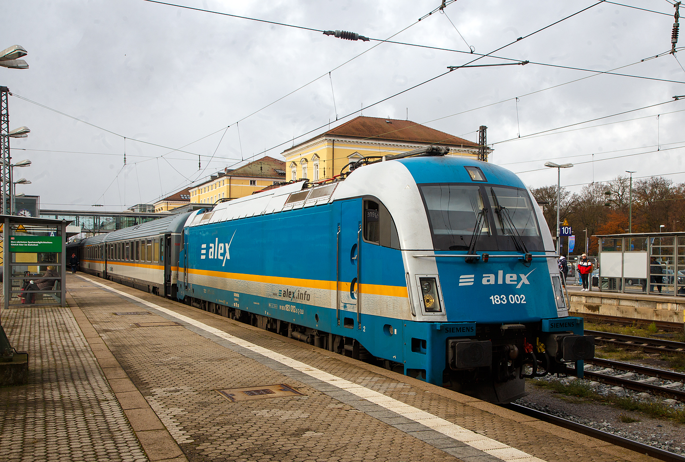 Die alex 183 002-5 (91 80 6183 002-5 D-DLB) der Die Länderbahn GmbH DLB (geleast über die HANNOVER LEASING GmbH & Co. KG) hat am 24.11.2022 im Hauptbahnhof Regensburg, den alex RE 25 (Schwandorf – Regensburg – München), übernommen und wir ihn gleich über Landshut nach München ziehen.

Die SIEMENS ES64U4-G (Taurus 3) wurde 2007 von Siemens Mobilitiy in München-Allach unter der Fabriknummer 21132 gebaut. Die Lok in der Variante G hat die Zulassung für Deutschland und Österreich (D/A). Diese ES64U4-G Lokomotiven sind reine Wechselstromlokomotiven für 15 kV/16,7 Hz und 25 kV/50 Hz, so hat sie auch ein geringeres Dienstgewicht von 86 t.

Die Lok entspricht im elektrischen und elektronischen Teil zwar weitgehend der Siemens ES64F4, sieht von außen jedoch weitgehend wie eine ES64U2 (ÖBB 1116 / DB 182) aus. 

Die Detailänderungen sind:
Der Wagenkasten ist um 300 mm länger;
vier konventionelle Türen, statt zwei und Notausstiege;
Verkleidung der Dachaufbauten;
gegenüber der 1116 abgesenkter Dachmittelteil, um das Lichtraumprofil nach UIC 505 einzuhalten;
LED-Beleuchtung wie bei BR 189/ES64F4;
Griffstange für den Rangierer bis zu den Ecken gezogen und
das vom Vorgänger ES64U2 bekannte Anfahrgeräusch mit dorischer Tonleiter ist entfallen.

Um Masse zu sparen, wurde der Haupttransformator 2,5 Tonnen leichter ausgeführt. Deshalb ist die maximale Leistung der Lok etwas kleiner als die der Vorgängerbaureihe: Dauerleistung 6 MW, Stundenleistung 6,4 MW.

TECHNISCHE DATEN: 
Spurweite: 1.435 mm
Achsanordnung:  Bo`Bo`
Länge über Puffer: 19.580 mm
Drehzapfenabstand: 9.900 mm
Achsabstand Drehgestell: 3.000 mm
Treibraddurchmesser: 1.150 mm (neu) / 1.070 mm (abgenutzt9
Dienstgewicht: 86 t
Dauerleistung:  6.000 kW 
Größte Leistung (Booster für 5 Minuten): 6.400 kW
Anfahrzugkraft 300 kN
Dauerzugkraft: 250 kN
Leistung der dynamischen Bremse: 6.000 kW (6.400 kW mit Booster)
Max. Bremskraft der elektrische dynamischen Bremse: 240 kN
Oberspannungen/Frequenz: 15 kV 16 2/3Hz und 25 kV 50 Hz
Höchstgeschwindigkeit: 230 km/h
Bauart der Bremsen:  KE-GPR-E mZ (D)
Antrieb: Kardan-Hohlwellen-Antrieb
elektr. Antrieb:  4 Stück Hohlwellen-Drehstrom- Asynchron-Fahrmotoren
kleinster befahrbarer Krümmungsradius: 90m
