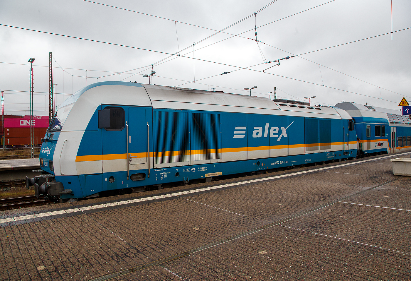 Die alex 223 061-3 (92 80 1223 061-3 D-DLB) steht am 17 April 2023 im Hbf Hof mit einem RE nach München Hbf zur Abfahrt bereit.

Die Siemens ER 20  Hercules  wurde 2007 von Siemens in München-Allach unter der Fabriknummer 21154 gebaut. Eigentümer der Lok ist die Alpha Trains Belgium und die DBL - Die Länderbahn GmbH der Mieter. Sie hat die Zulassung für Deutschland, Österreich und Tschechien (die Höchstgeschwindigkeit für CZ beträgt jedoch nur 100km/h). 
