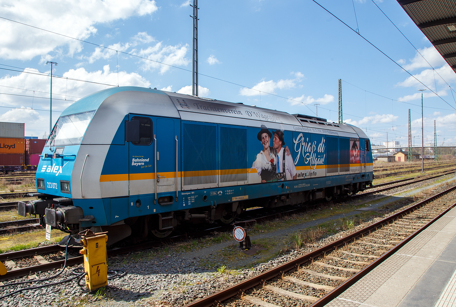 Die alex 223 072-0 (92 80 1223 072-0 D-DLB)  „Griaß di Allgäu“ (Werbung für den Trachtenverein D' Wageggler Börwang - Haldenwang e. V.) ist am 21.04.2023 im Hbf Hof abgestellt.

Die Siemens ER 20  Hercules  wurde 2007 von Siemens in München unter der Fabriknummer 21459 gebaut. Eigentümer der Lok ist die Alpha Trains Belgium und die DBL - Die Länderbahn GmbH der Mieter. Sie hat die Zulassung für Deutschland, Österreich und Tschechien (die Höchstgeschwindigkeit für CZ beträgt jedoch nur 100km/h).
