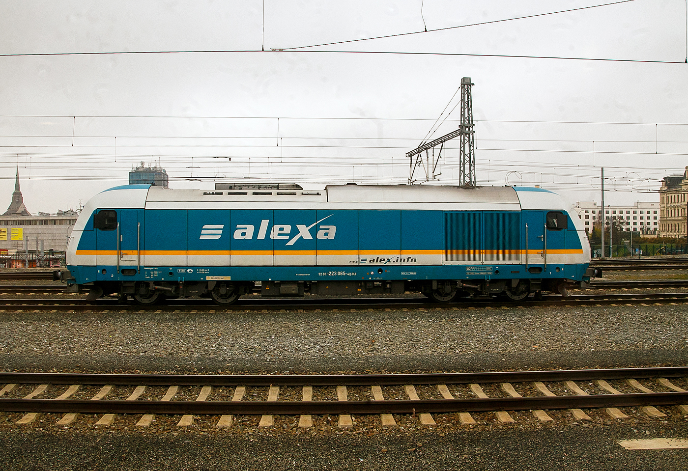 Die alexa 223 065 (92 80 1223 065-4 D-DLB) wurde nun (am 22.11.2022) vom EX 357 (alek RE 25) im Hauptbahnhof Pilsen (Plzeň hlavní nádraží) gelöst und rangiert nun um den Gegenzug von Prag nach München zu übernehmen. Für die Weiterfahrt nach Prag (Praha) wurde nun an EX 357 eine E-Lok der BR 362 der ČD (České dráhy / Tschechische Bahnen) gekuppelt.

Die Siemens ER 20 wurde 2007 von Siemens in München unter der Fabriknummer 21453 gebaut. Sie hat die Zulassung für Deutschland, Österreich  und Tschechien (CZ für Vmax = 100km/h).

