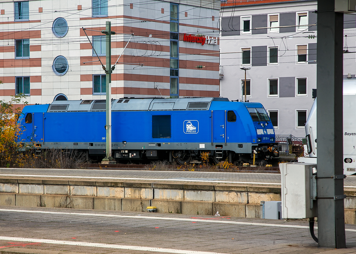 Die an die DB Fernverkehr AG, als ICE-Abschlepplok (mit aufgesetzter Scharfenberghilfskupplung) vermietete 285 102-4 alias 76 002 (92 88 0076 002-9 B-BTK), eine Bombardier TRAXX F140 DE der PRESS - Eisenbahn-Bau- and Betriebsgesellschaft Pressnitztalbahn mbH (Jöhstadt), ist am 22.11.2022 beim Hauptbahnhof Nürnberg abgestellt. 

Eingestellt ist die Lok durch die BTK - Bombardier Transportation GmbH (Kassel) in Belgien, als 076 002. Die TRAXX F140 DE wurde 2009 von der Bombardier Transportation GmbH in Kassel unter der Fabriknummer 34492, eigentlich war sie für die Fret SNCF als BB 076 002 (92 87 0076 002-0 F-SNCF), wurde dann aber für AKIEM als 76 002 (92 88 0076 002-9 B-AKIEM) in Belgien zugelassen, aber wie weitere TRAXX F140 DE, wurde sie vom Besteller nie abgenommen. So ging sie 2013 an die BTK - Bombardier Transportation GmbH in Kassel  als 76 002 (92 88 0076 002-9 B-BTK) eingestellt in Belgien und ist zugelassen in Belgien, der Niederlande und Deutschland. Nach der Nachrüstung ETCS wurde sie wie weitere 3 Lok (76 001–004) im September 2015 an die Pressnitztalbahn (PRESS) verkauft. Diese werden teilweise, als Schlepplokomotive für schadhafte ICE Triebzüge eingesetzt. Zum Kuppeln mit Triebzügen führen sie auf die Zughaken aufsetzbare Scharfenberghilfskupplungen mit, welche man hier im Bild auch erkennen kann. 

Diese eigentlich für die Fret SNCF / AKIEM vorgesehenen Loks haben eine um 200 kW höhere Leistung von 2.400 kW.