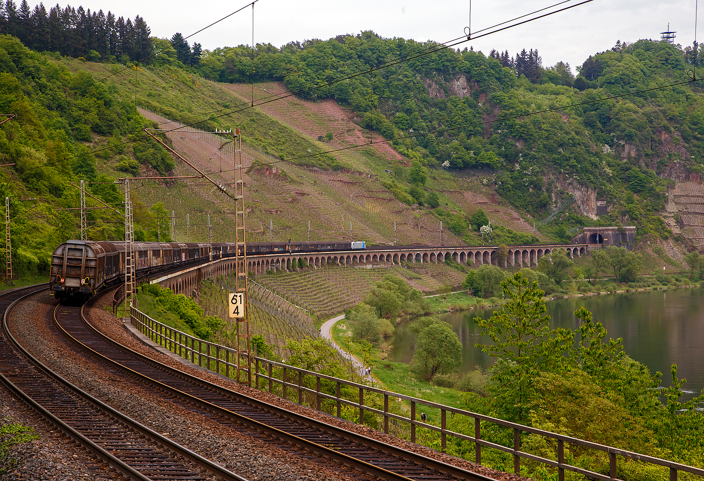 Die an die HSL Logistic vermietete Railpool 185 689-7 (91 80 6185 689-7 D-Rpool) mit einem Güterzug (Ganzzug von Schiebewandwagen der Gattung Sins) fährt am 29.04.2018, nun über das Pündericher Hangviadukt, in Richtung Koblenz.