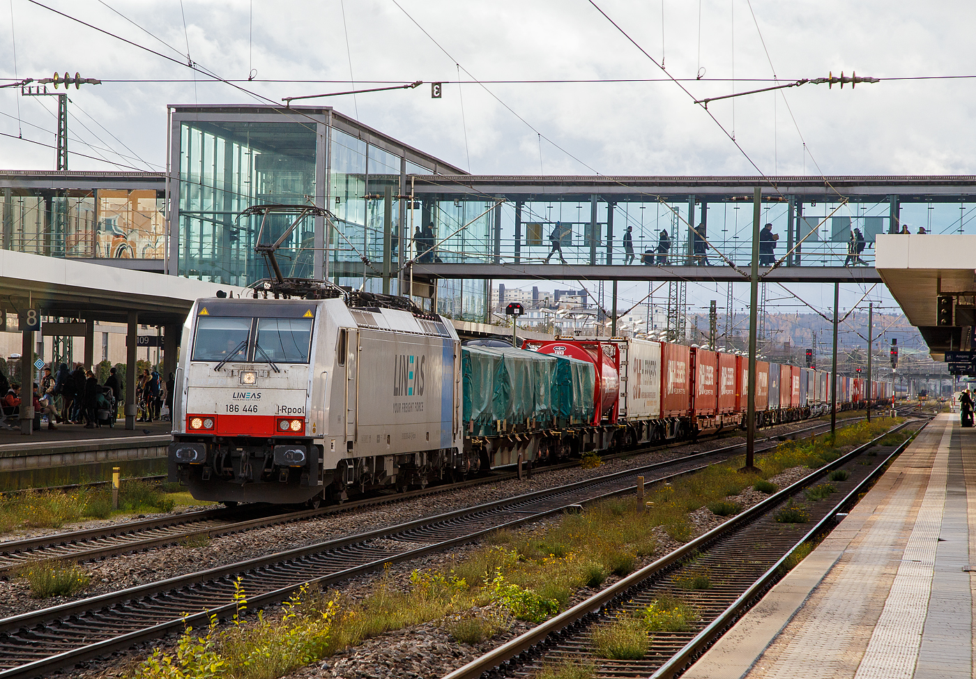 Die an die LINEAS Group NV/SA vermietete 186 446-1 (91 80 6186 446-1 D-Rpool) fhrt am 24.11.2022 mit einem KLV-Zug durch den Hauptbahnhof Regensburg.

Die Bombardier TRAXX F140 MS(2E) wurde 2017 von Bombardier in Kassel unter der Fabriknummer 35401 gebaut und an die Railpool ausgeliefert. Die Multisystemlokomotive hat die Zulassungen bzw. besitzt die Lnderpakete fr Deutschland, sterreich, Schweiz, Italien, Belgien und die Niederland (D/A/CH/I/B/NL). 
