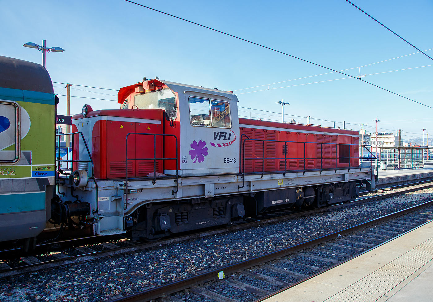 Die BB413 (92870000413-0-F-VFLI) der VFLI (Voies ferrées locales et industrielles), ex SNCF BB 63583, zieht einen (leeren) Coral Téoz Zug am 26.03.2015 aus den Bahnhof Marseille Saint-Charles in den Abstellbereich. Die VFLI Baureihe BB 400 ist eine modernisierte Lok der SNCF Baureihe BB 63500. Die BB 413 ist die ex SNCF BB 63583

Die dieselelektrischen Lokomotiven der Baureihe BB 63500 der französischen Staatsbahn SNCF, wurden zwischen 1956 und 1971 geliefert. Sie werden für alle Zuggattungen eingesetzt.

Sie wurden von Brissonneau & Lotz in Paris hergestellt, der Dieselmotor vom Typ MGO V12 SH wurde von der Société Alsacienne de Constructions Mécaniques (SACM) in Mulhouse (Mülhausen) bezogen.

TECHNISCHE DATEN der SNCF BB 63500:
Anzahl:  580
Spurweite:  1.435 mm (Normalspur)
Achsformel:  Bo'Bo'
Länge über Puffer:  14.680 mm
Breite: 2.800 mm
Höhe: 3.980 mm
Drehzapfenabstand: 7.500 mm
Achsabstand im Drehgestell: 2.600 mm
Dienstgewicht:  68 t
Höchstgeschwindigkeit: 90 km/h
Installierte Leistung:  450 kW
Treibraddurchmesser:  1.050 mm
Dieselmotor: V12-Zylinder-Dieselmotor, Typ SACM MGO V12 SH
Tankinhalt:  3.000 l
Verbrauch: ca. 3 l/km
Antrieb:  dieselelektrisch
Fahrmotoren: 4 Stück 453 29 BL 170 V fremdbelüftet 
Kupplungstyp:  Schraubenkupplung