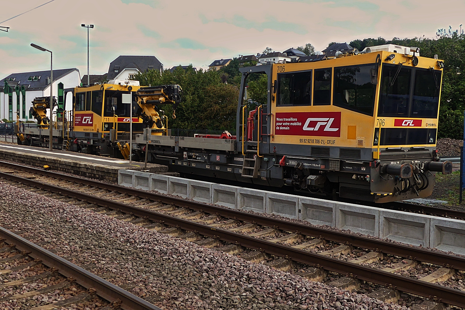 Die beiden CFL Robel 99 82 9210 706 – 2 L (706) + 99 82 9210 711 – 2 L (711) stehen auf dem Abstellgleis in Wilwerwiltz zum Einsatz an der Gleisbaustelle zwischen Drauffelt und Wilwerwiltz bereit. 
Endlich wird auch der Bahnsteig am Bahnhof Wilwerwiltz in Richtung Drauffelt verlängert. 29.08.2023