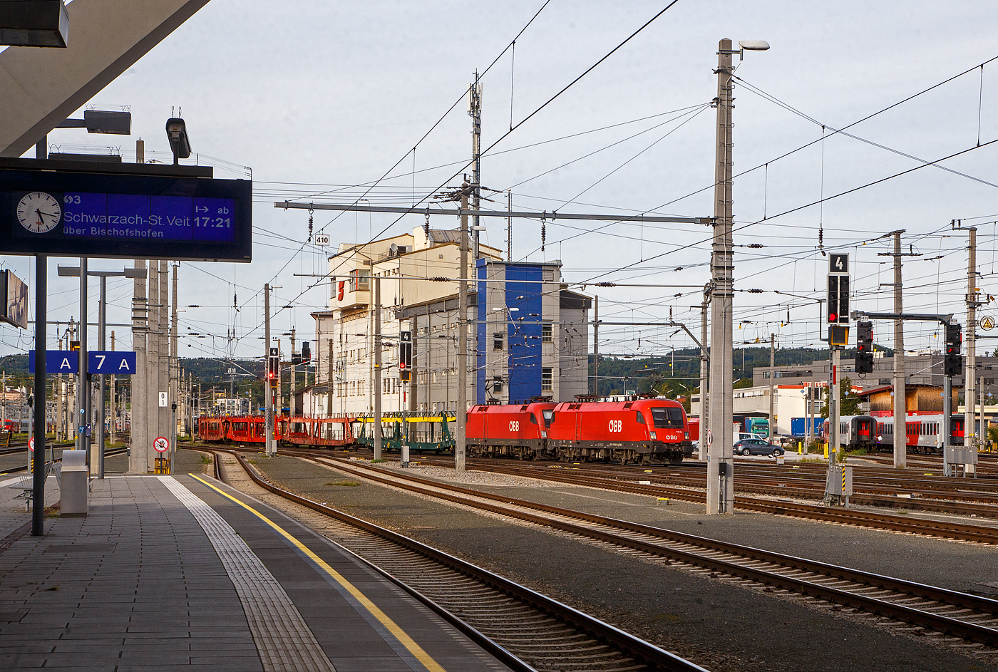 Die beiden Taurus II BB 1116 051-4 (A-BB 91 81 1116 051-0) und BB 1116 053-0 (A-BB 91 81 1116 053-0) fahren am 12.09.2022 mit einem leeren Autotransportzug durch den Hauptbahnhof Salzburg in Richtung Deutschland.