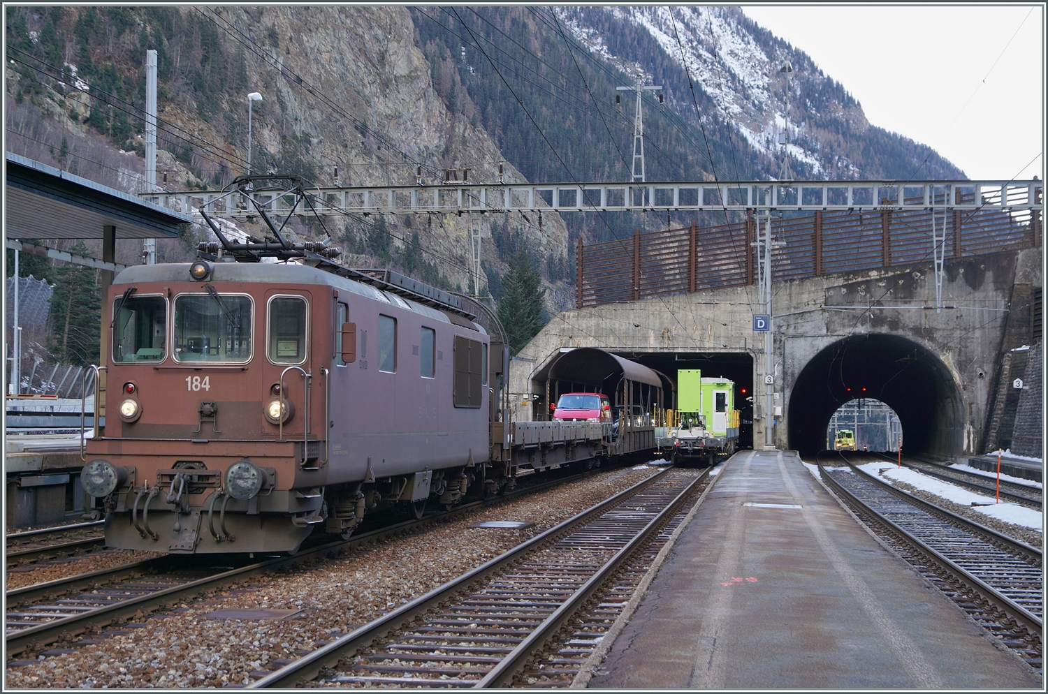 Die BLS Re 4/4 185 wartet mit ihrem AT1 Autotunnelzug in Goppenstein auf die Abfahrt nach Kandersteg. Im Hintergrund ist ein Dienstzug am Rangieren.

3.Januar 2024