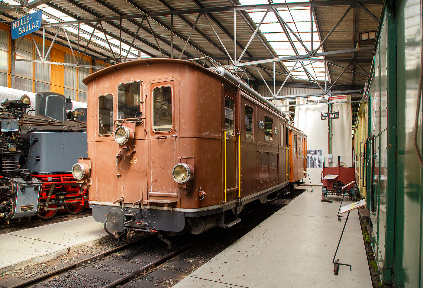 Die ex BOB HGe 3/3 29 der Museumsbahn Blonay–Chamby  am 27.05.2023 in der Museumshalle in Chaulin.

Die elektrischen Lokomotiven für den gemischten Zahnrad- und Adhäsionsbetrieb HGe 3/3 29 wurde 1926 von der SLM - Schweizerische Lokomotiv- und Maschinenfabrik in Winterthur unter der Fabriknummer 3127gebaut, der elektrische Teil wurden von der MFO - Maschinenfabrik Oerlikon geliefert.