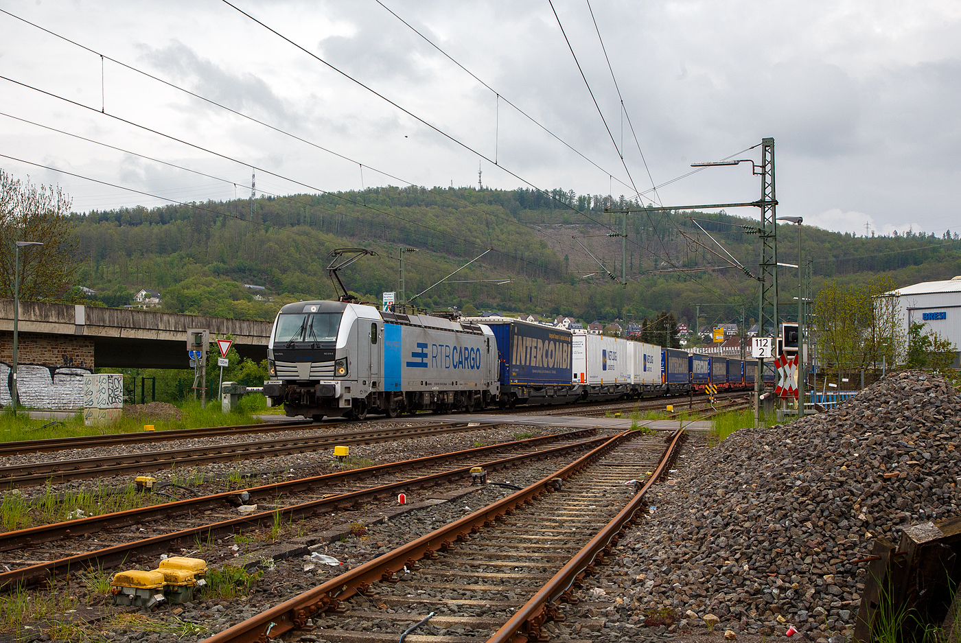 Die fr die Rurtalbahn Cargo GmbH fahrende Vectron 193 816-6 (91 80 6193 816-6 D-Rpool) der Railpool GmbH (Mnchen) fhrt am 11.05.2023 mit einem KLV-Zug durch Niederschelden in Richtung Kln.

Die Vectron AC (160 km/h - 6.4 MW) wurde 2015 von Siemens Mobilitiy in Mnchen-Allach unter der Fabriknummer 21996 gebaut. Sie hat die Zulassung fr  D/ A/ H und RO. 
