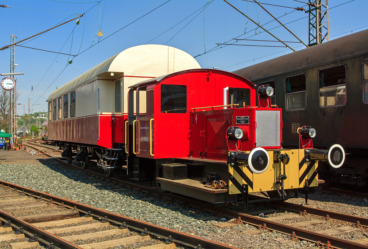 Die Kö 0188 (ex DB 311 188) steht am 23.04.2011, mit einem unbekannten dreiachsige Reisezugwagen, im Südwestfälische Eisenbahnmuseum in Siegen.

Die Lok wurde 1935 bei der Maschinenfabrik Esslingen mit der Fabriknummer 4290 gebaut.
