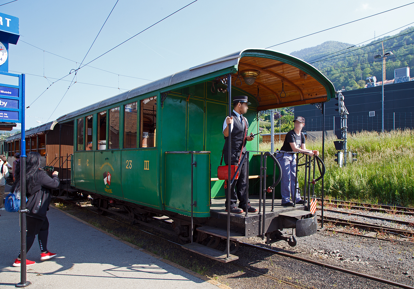 Die Lok muss nun ans andere Ende vom Zug, so wird der Wagenzug wieder etwas hochgedrckt.

Der zweiachsige 3. Klasse Personenwagen mit offenen Plattformen (Plattformwagen) ex CEG C 23 (Chemins de fer Electriques de la Gruyre, ab 1942 GFM - Chemins de fer fribourgeois Gruyre–Fribourg–Morat) der Museumsbahn Blonay-Chamby am 27.05.2023 im Zugverband im Bahnhof Blonay.

Der Wagen wurde 1903 von der SWS (Schweizerische Wagons- und Aufzgefabrik AG, Schlieren) fr die Chemins de fer lectriques Veveysans (CEG) gebaut und als CEG C 23 geliefert. Im Jahr 1967 ging der Wagen an die Museumsbahn Blonay-Chamby.

Die Chemins de fer lectriques de la Gruyre schloss sich 1942 mit den beiden Normalspurbahnen FMA und BR zur GMF (Chemins de fer fribourgeois Gruyre–Fribourg–Morat) zusammen. Seit 2000 nun TPF (Transports publics fribourgeois SA / Freiburgische Verkehrsbetriebe AG).

TECHNISCHE DATEN:
Baujahr: 1903
Hersteller: SWS Schlieren (Schweizerische Wagons- und Aufzgefabrik AG)
Spurweite: 1.000 mm (Meterspur)
Achsanzahl: 2
Lnge ber Puffer: 8.900 mm
Lnge Wagenkasten: 7.900 mm (mit Plattformen)
Achsabstand: 4.300 mm
Eigengewicht: 7,3 t
Sitzpltze: 23 in der 3. Klasse