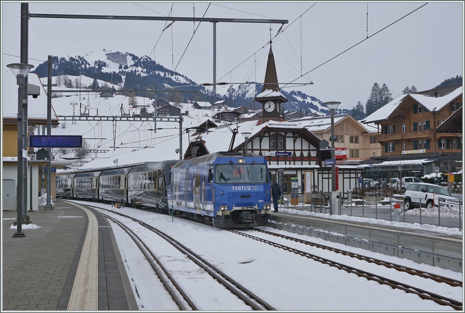 Die MOB Ge 4/4 8001 hält mit dem GolenPass Express GPX 4068 von Montreux kommend in Zweismmen. Der Zug ist umgespurt. 

15. Dez. 2022