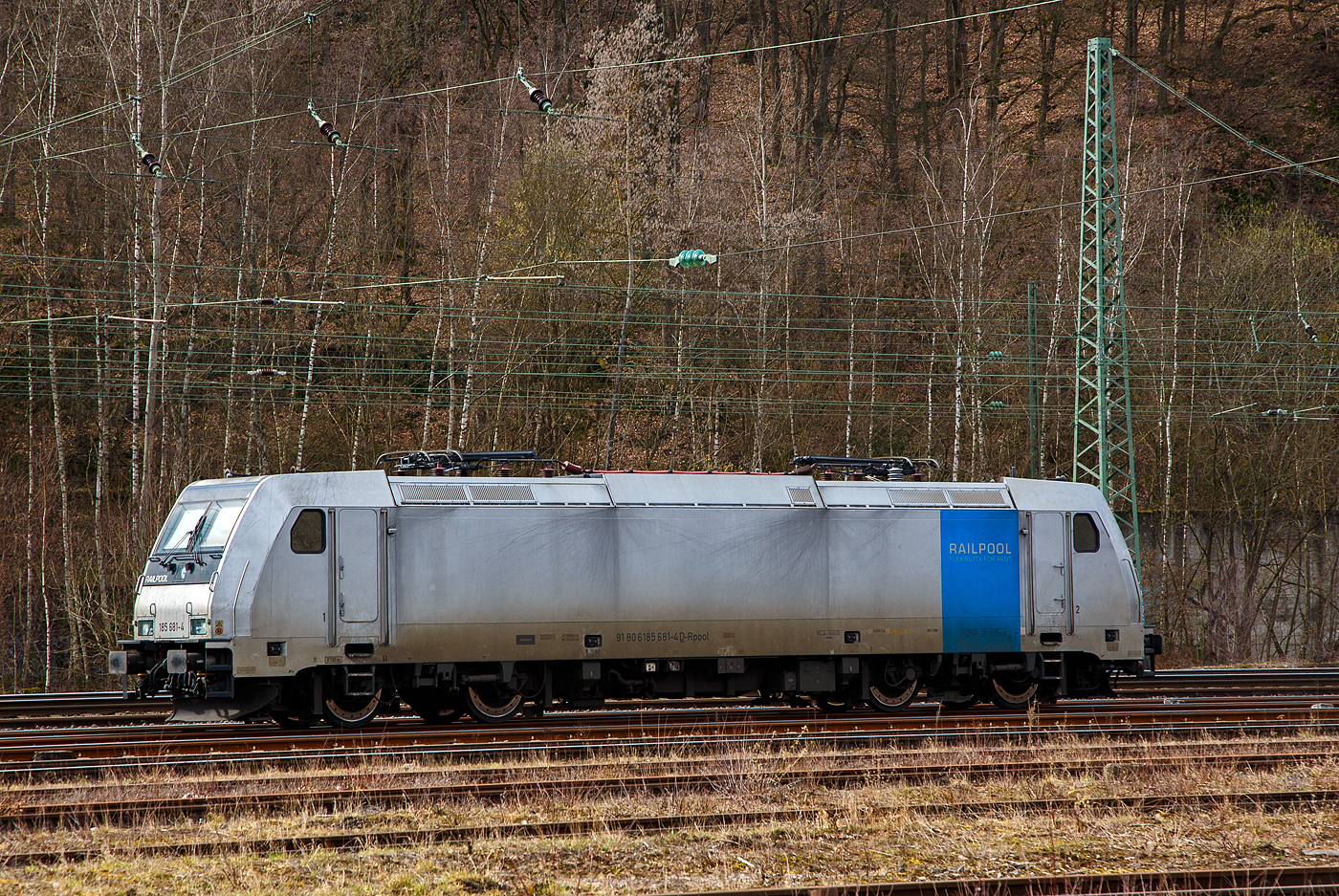 Die Railpool 185 681-4 (91 80 6185 681-4 D-Rpool) ist am 19.03.2021 in Betzdorf (Sieg) abgestellt.

Die TRAXX F140 AC2 wurde 2009 bei Bombardier in Kassel unter der Fabriknummer 34713 gebaut. Sie hat die Zulassungen für Deutschland, Österreich und Ungarn.
