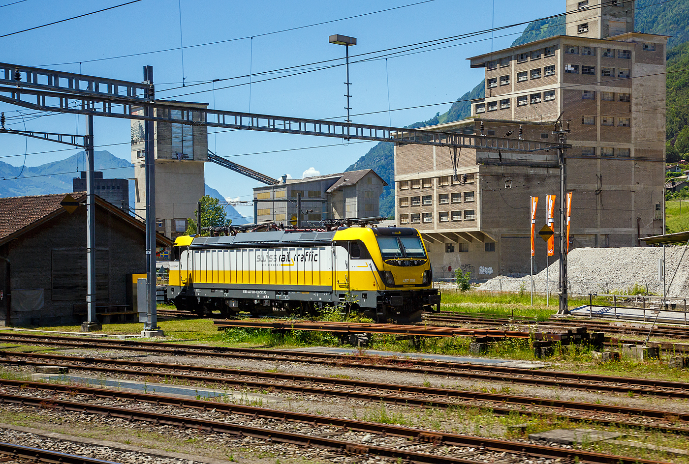 Die Rem 487 001 (91 85 4487 001-0 CH-SRTAG) der Swiss Rail Traffic AG, ist am 23 Juni 2016 bei Brunnen (Schweiz) angestellt. 

Die Bombardier TRAXX F160 AC3 LM wurde 2014 von Bombardier in Kassel unter der Fabriknummer 35113 gebaut. 

Im September 2014 bestellte Swiss Rail Traffic (SRT) eine Lokomotive (DACH-Zulassung, mit LM-Modul); ausgeliefert wurde Anfang 2015 die vormalige Vorführlokomotive 187 010 als Rem 487 001. Ende 2018 verkaufte die SRT die Lokomotive an die Salzburger Eisenbahn Transportlogistik (SETG), weil die Auslastung zu gering gewesen sei. 

Zitat SRT: „Die Rem 487 001 als vierachsige, elektrische Lok mit Dieselaggregat für die letzte Meile ist eine Güterzugslok, welche bei entsprechenden Verkehren und insbesondere bei einer Güterbahn eine sehr gute Option im Traktionsbereich darstellt. Die SRT hatte mit den Verkehren im Zusammenhang mit der Sondermülldeponie Kölliken (SMDK) sowie den Zuckerrübentransporten die entsprechenden Einsatzmöglichkeiten. Die Tatsache, dass die SRT auf Spezialverkehre ausgerichtet ist, hätte für die Zukunft jedoch zu einer nicht konsistenten Situation geführt. Daher entschied sich die SRT, die Lok einer besseren Verwendung zuzuführen und verkaufte dieselbe an die Salzburger Eisenbahn Transportlogistik GmbH (SETG).“ So fährt die Lok seit 2019 als 91 85 4487 001-0 CH-SRA für die SETG - Salzbuger Eisenbahn TransportLogistik GmbH (Salzburg).

Zudem gab die SRT im Jan. 2019 bekannt, das man sich, trotz erfolgreich gefahrener Kampagne, aus den Rübenverkehren zurückzieht.

Wie die Vorgängerinnen AC1 und AC2 ist die AC3 für den Betrieb unter 15 Kilovolt bei 16,7 Hertz, sowie unter 25 Kilovolt bei 50 Hertz Wechselstrom ausgelegt, und verfügt unverändert über eine Dauerleistung von 5.600 kW ( Power Boost  von 6.000 kW) und eine Anfahrzugkraft von 300 kN. Von den Traxx 2E übernommen wurde der Maschinenraum mit Seitengang um das sogenannte Powerpack, bestehend aus Stromrichter und Hochspannungsgerüst, womit erstmals alle Varianten dasselbe Layout verwenden.

Neu ist die Kopfform der Traxx-3-Lokomotiven, im Wesentlichen ein auf dem Lokkasten aufgesetztes GFK-Modul. Zudem wurden die Lokomotiven erstmals ab Werk konstruktiv für den Einbau der Zugbeeinflussung ETCS vorbereitet. Neuerungen betreffen die verfügbaren Drehgestelle: zu den bisherigen Varianten „F140“ mit Tatzlagerantrieb und Zulassung für maximal 140 km/h, und „P160“ mit Hohlwellenantrieb und Zulassung für maximal 160 km/h, werden die Traxx-3-Lokomotiven offiziell auch als Variante „F160“ mit Tatzlagerantrieb und Zulassung für maximal 160 km/h angeboten. Es gibt sie also als TRAXX F140 AC3 und als TRAXX F160 AC3.

Gänzlich neu sind die optional verfügbaren Last-Mile-Module, die es als Last-Mile-Diesel (LMD) mit zusätzlicher Last-Mile-Battery (LMB) gibt. Das LMD besteht aus einem Dieselhilfsmotor und einem Kraftstofftank, um auch nicht-elektrifizierte Streckenabschnitte und Anschlussgleise befahren zu können. Der Dieselmotor von Deutz verfügt über einen Hubraum von 7.150 cm³, erbringt eine Leistung von 230 kW (180 kW am Rad), mit Batterieunterstützung 290 kW und erfüllt die Stage-IIIB-Abgasnorm. Im Dieselbetrieb werden alle vier Fahrmotoren betrieben, die Anfahrzugkraft beträgt dabei mit Batterieunterstützung unverändert 300 kN, ohne Batterie 260 kN. Ohne Anhängelast ist damit eine Höchstgeschwindigkeit von 60 km/h möglich, bei 2000 Tonnen Last noch 40 km/h. Der Tankinhalt von 400 Litern reicht für bis zu acht Stunden Dieselbetrieb, kurze Strecken können auch ausschließlich mit der eingebauten Batterie zurückgelegt werden. Der Übergang vom elektrischen zum Dieselbetrieb kann während der Fahrt erfolgen. Für den Rangierbetrieb ist zudem eine Funkfernsteuerung erhältlich.

Erstmals wurde der Lokkasten nicht mit glatten Seitenwänden gefertigt, sondern konstruktiv deutlich günstiger, sind die Seitenwände der AC3 vertikal gesickt und die Seitenflächen erhielten sogenannte Flex-Panels, eine Vorrichtung zum Einspannen von Planen. Diese würden die Sicken verdecken, und wären kostengünstiger als Umlackierungen oder Umbeklebungen. Die Nutzung der Flex-Panels wurde jedoch in der Schweiz umgehend untersagt.

TECHNISHE DATEN:
Hersteller: 	Bombardier Transportation
Spurweite: 	1.435 mm (Normalspur)
Achsanordnung: Bo’ Bo’
Länge über Puffer: 18.900 mm
Drehzapfenabstand: 10.440 mm
Achsabstand im Drehgestell: 2.600 mm
Treibraddurchmesser: 	1.250 mm (neu) / 1.170 mm (abgenutzt)
Höhe:  4.283 mm
Breite:  2.977 mm
Lichtraumprofil: UIC 505-1
Dienstgewicht: 87 t
Fahrmotoren: 4 Asynchronmotoren
Bremse: Elektrische Bremse (SW-GPR-E mZ)

Daten im Oberleitungsbetrieb:
Höchstgeschwindigkeit: 160 km/h
Dauerleistung: 5.600 kW 
Kurzzeitleistung  Power Boost : 6.000 kW
Anfahrzugkraft: 300 kN
Dauerzugkraft: 252 kN bei 80 km/h
Stromsystem: 15 kV 16,7 Hz~ und 25 kV 50 Hz~

Daten im Dieselbetrieb (Last-Mile):
Motorbauart: Sechszylinder-Reihendieselmotor
Motorentyp: Deutz TCD 2013 L6 4V
Nenndrehzahl: 1.800 U/min
Höchstgeschwindigkeit: 60 km/h
Dauerleistung: 230 kW
Leistung am Rad: 180 kW
Tankinhalt:  400 l
