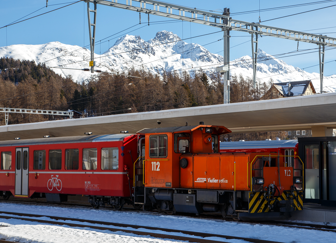 Die RhB Tm 2/2 112 (eine Schöma CFL 250 DCL ) am 20 Februar 2017 im Bahnhof  St. Moritz, bei der Arbeit.

Die Lok wurde 2001 von Schöma (Christoph Schöttler Maschinenfabrik GmbH) in Diepholz unter der Fabriknummer 5667 gebaut und an die RhB geliefert.