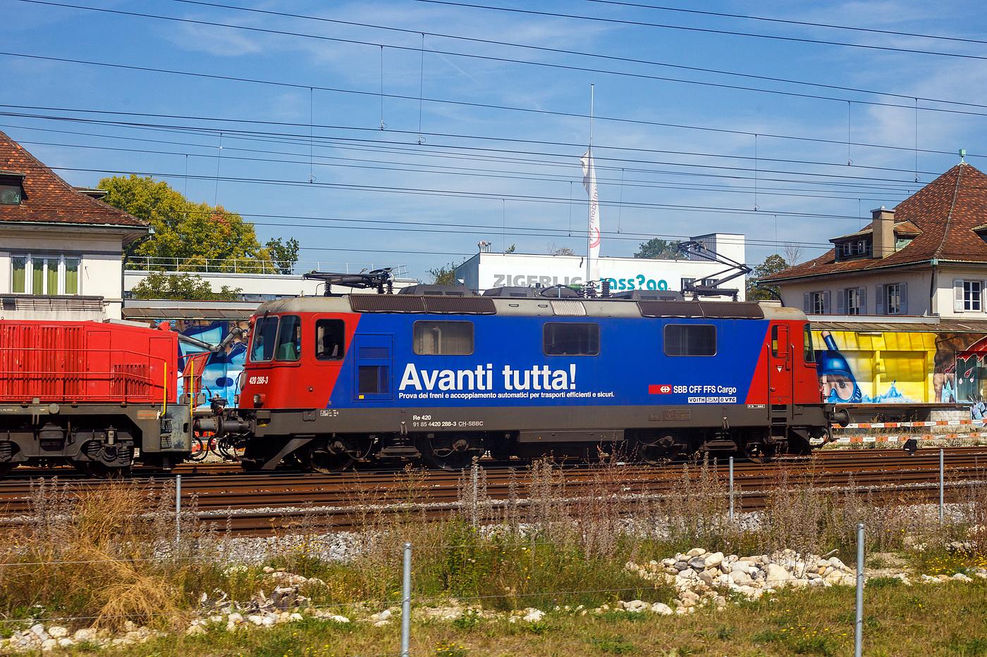 Die SBB Cargo Re 4/4 II – 11228  / Re 420 288-3  „Avanti Tutta! / Vorwärts.“ (91 85 4420 288-3 CH-SBBC) steht am 11 September 2023, bei Bern. An (hinter) der Re 4/4 hängen: Die Am 841 018-5 (Am 92 85 8 841 018-5 CH-SBBI) der SBB Infrastruktur; die kontinuierlich arbeitende Schotterplanier- und Verdichtungsmaschine SCHEUCHZER DP 956 (VTms 40 85 95 81 096-6) eine P&T KVP 2000; sowie einigen gedeckten Güterwagen. Bild aus einem Zug durch die Scheibe.

Die Re 4/4 II wurde 1972 von der SLM (Schweizerische Lokomotiv- und Maschinenfabrik) in Winterthur unter der Fabriknummer 4934 gebaut, die elektrische Ausrüstung ist von der BBC (Fabriknummer 784), MFO (Maschinenfabrik Oerlikon) und SAAS (Société Anonyme des Ateliers de Sécheron). Die Lok ist heute mit  ETCS Level 2 ausgerüstet. 

Seit 2017 hat die Lok Voith CargoFlex Hybrid Frachtkupplungen (auch als Digitale Automatische Kupplung DAK bekannt).
