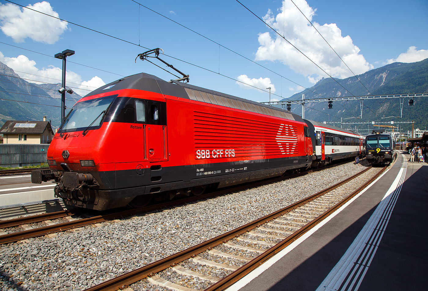 Die SBB Re 460 065-6  Rotsee  (91 85 4 460 065-6 CH-SBB) mit einem IC oder IR nach Brig am 26.Mai 2023 im Bahnhof Martigny.

Die Lok wurde 1993 von der SLM (Schweizerischen Lokomotiv- und Maschinenfabrik in Winterthur) unter der Fabriknummer 5542 gebaut, wobei der Lokkasten von Krauss-Maffei in München-Allach (D) unter der Fabriknummer 20060 gebaut und zugeliefert wurde, der elektrische Teil ist von ABB.
