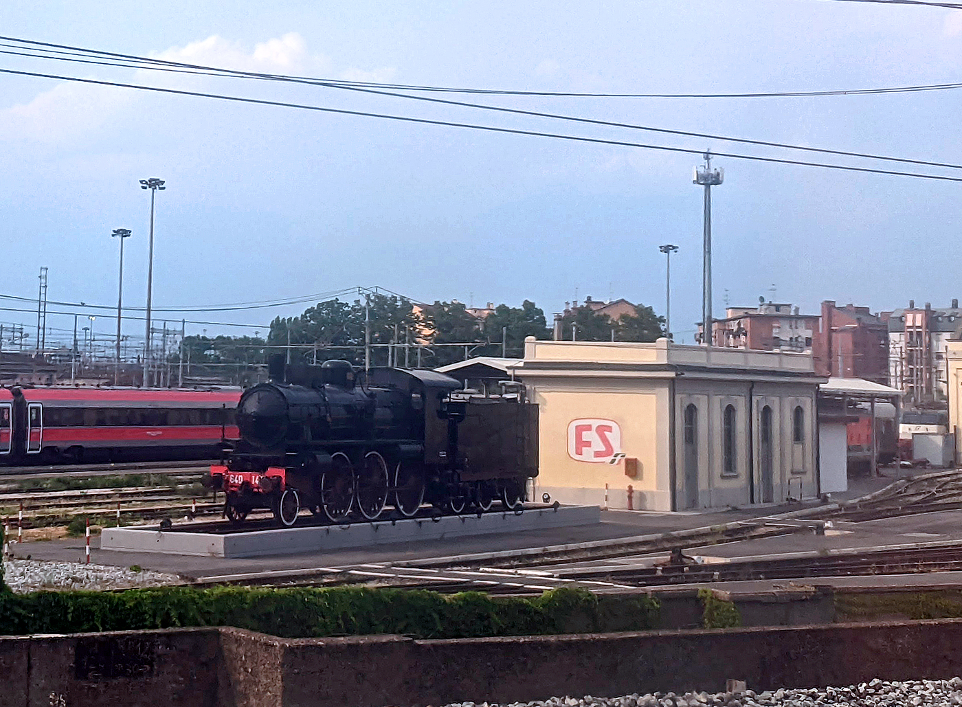 Die Schlepptender-Dampflok FS 640.148 als Denkmallok beim Bahnhof Milano Centrale (Squadra Rialzo di Milano Centrale) am 23.07.2022. Aufgenommen mit Smartphone aus einem Zug heraus.

Die Lok nach dem Ablauf der Fristen im Oktober 2018, wurde die Lok unter Denkmalschutz gestellt und hier aufgestellt.

TECHNISCH DATEN:
Spurweite:  1.435 mm (Normalspur)
Achsformel: 1’C h2 (1-3-0)
Länge über Puffer: 16.530 mm (Lok)  
Höchstgeschwindigkeit:100 km/h
Indizierte Leistung: 589 kW bei 75 km/h
Treibraddurchmesser: 	1.850 mm
Zylinderanzahl: 	2
Zylinderdurchmesser: 	540 mm
Kolbenhub: 700 mm
Kesselüberdruck: 12 bar
Rostfläche: 2,8 m²
Tender: 3 T 15
Wasservorrat: 15 m³
Brennstoffvorrat: 6 t Kohle