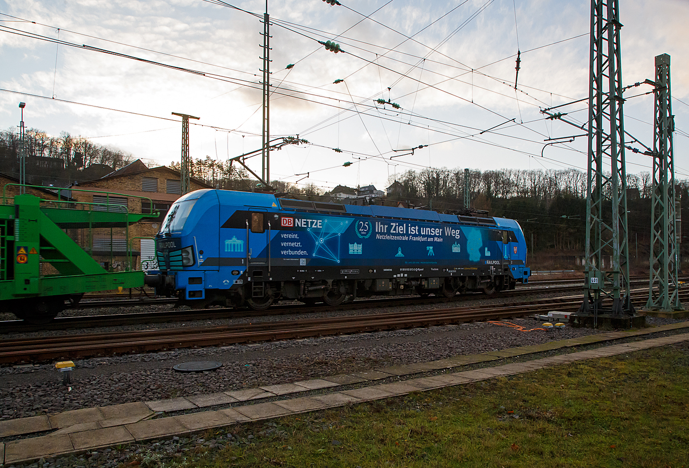Die Siemens Vectron AC - 193 813-3 „Frankfurt am Main“ (91 80 6193 813-3 D-Rpool) der Railpool GmbH (Mnchen), seit 2022 mit Ganzreklame der DB Netze „Ihr Ziel ist unser Weg“ fhrt am 11.01.2022, mit einem langen leeren Autotransportzug der HDLMAYR AG, durch Betzdorf (Sieg) in Richtung Kln.

Die Siemens Vectron AC wurde 2014 von Siemens Mobility GmbH in Mnchen-Allach unter der Fabriknummer 21903 gebaut und an die Railpool GmbH in Mnchen geliefert. Diese Vectron Lokomotive ist als AC – Lokomotive (Wechselstrom-Variante) mit 6.400 kW konzipiert und zugelassen fr Deutschland, sterreich, Ungarn und Rumnien, sie hat eine Hchstgeschwindigkeit von 200 km/h.
