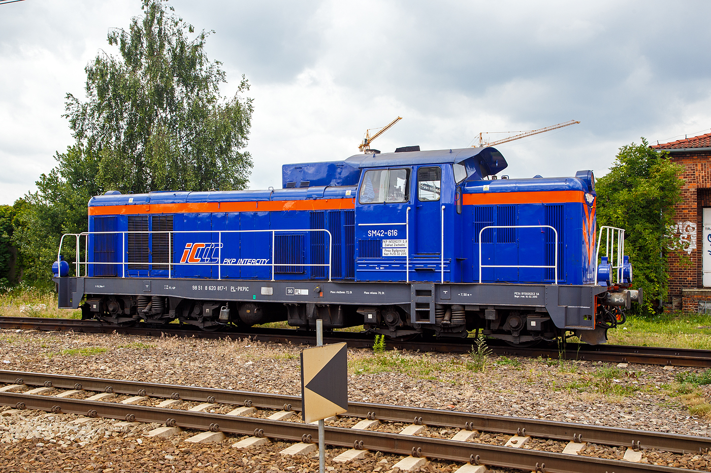 Die SM42-616 (98 51 8 620 817-1 PL PKPIC), eine Fablok 6Da (Typ Ls800E) der PKP Intercity, steht am 25 Juni 2017 beim Hauptbahnhof Posen (Poznań Głwny).

Die Lok wurde 1973 von FABLOK in Chrzanw unter der Fabriknummer 8772 gebaut.

Mit der Absicht veraltete Rangier- und Gterzugdampfloks zu ersetzen, lie die PKP (Polskie Koleje Państwowe, deutsch Polnische Staatsbahnen) eine Diesellok mittlerer Leistung als SM 42 entwickeln. Die Konstruktion war 1962 fertiggestellt, einen ersten Prototyp hatte Fablok in Chrzanw im Juni 1964 fertiggestellt. Der Antrieb der Lok erfolgte durch einen aufgeladenen HCP Achtzylinder-Dieselmotor vom Typ a8C22, welcher den Hauptgenerator vom Typ LSPA-740 antreibt, der wiederum die vier elektrischen Gleichstromfahrmotore speist.

Der Prototyp (die SM42-001) absolvierte zunchst umfangreiche Probeeinstze. Zwei weitere Maschinen (SM42-002 und 003) mit sehr geringfgigen nderungen folgten im Mrz 1965. Weitere 20 Loks wurden noch im gleichen Jahr geliefert. Die eigentliche Serienproduktion begann 1967 und endete erst 1993 nach 1.856 Loks, davon gingen allein 1.153 Maschinen an die PKP. 

Angesichts des langen Produktionszeitraumes gab es nur wenige nderungen. Die wichtigste ist der Ersatz der LSa-430 Fahrmotoren durch die vom Typ LSF-430 an der SM42-521. Zwar ist die SM42 keine besonders fortschrittliche Lok, doch erwies sie sich als solide und erfolgreiche Konstruktion.

Heute gibt es noch weitere Varianten (SP42 und SU42) sowie Modernisierungen (6Dg, 6Dk), aber die hier ist eine SM42 bzw. Fablok 6Da, Model Ls800E.

TECHNISCHE DATEN: 
Spurweite: 1.435 mm (Normalspur)
Achsanordnung: BoBo
Lnge ber Puffer 14.240 mm
Drehzapfenabstand: 7.500 mm
Achsabstand im Drehgestell: 2.600 mm
Breite: 3.173 mm
Hhe: 4.400 mm 
Treibraddurchmesser  (neu): 1.100 mm
Dienstgewicht: 72 t
Tankinhalt: 2.815 l 
Motor: HCP Achtzylinder-Dieselmotor vom Typ a8C22
Nennleistung: 588 kW (800 PS) 
Nenndrehzahl: 1000 1/min 
Gewicht des Motors: 8.800 kg
Hauptgenerator Typ: LSPA-740
Gewicht des Hauptgenerators: 4.350 kg
Hilfsgenerator Typ: LSPF-280
Traktionsmotore: 4 Stck LSF-430  173 kW
Anfahrzugkraft: 219 kN 
Dauerzugkraft: 112 kN
Leistungsbertragung: diesel-elektrisch
Hchstgeschwindigkeit: 90 km/h
Kleinste Dauergeschwindigkeit: 13 km/h
Maximale Achslast:  17,5 t
Kleinster befahrbarer Gleisbogen: R=50m
Bremsanlage: Oerlikon
