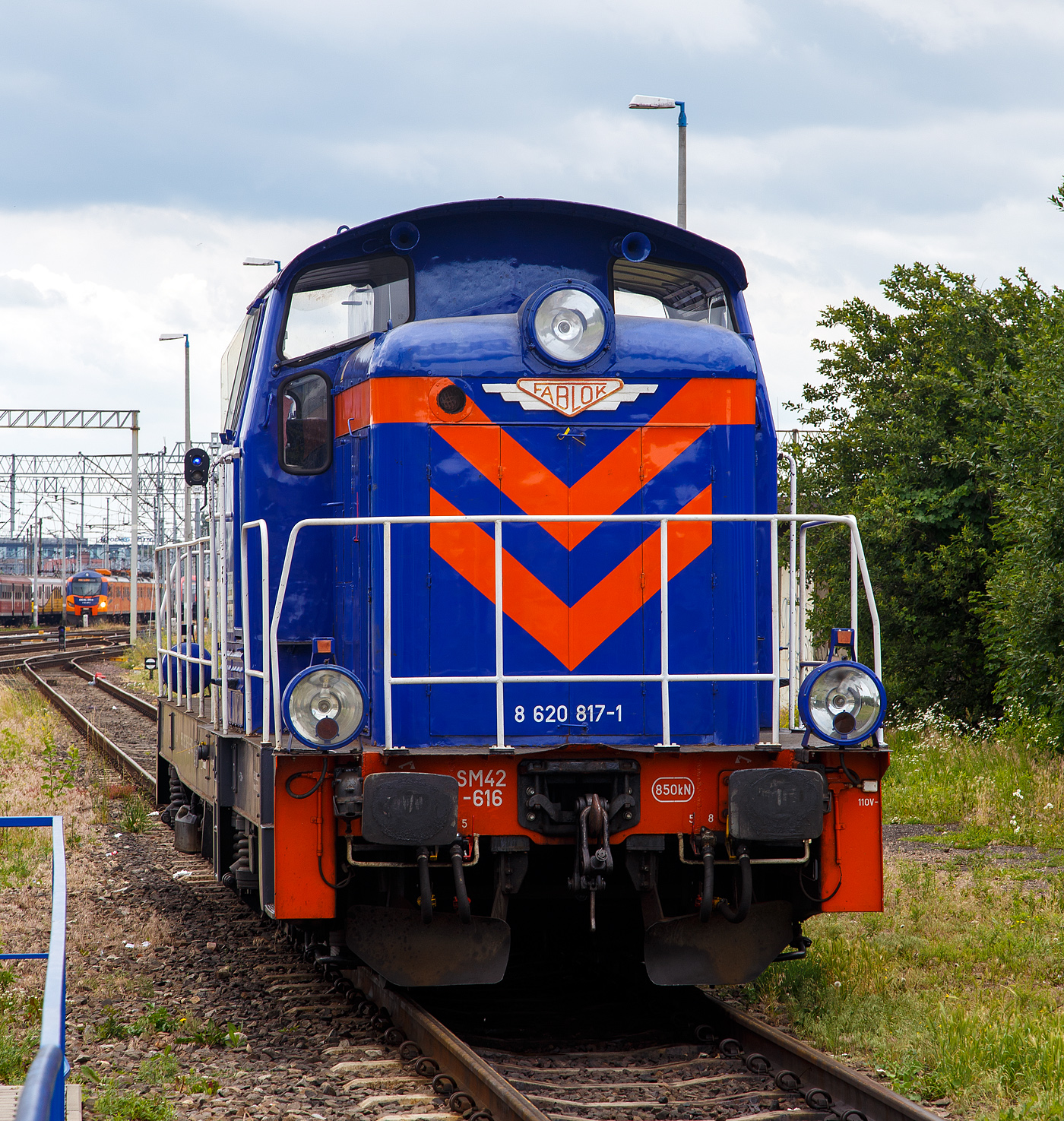 Die SM42-616 (98 51 8 620 817-1 PL PKPIC), eine Fablok 6Da (Typ Ls800E) der PKP Intercity, steht am 25 Juni 2017 beim Hauptbahnhof Posen (Poznań Głwny).

Die Lok wurde 1973 von FABLOK in Chrzanw unter der Fabriknummer 8772 gebaut.
