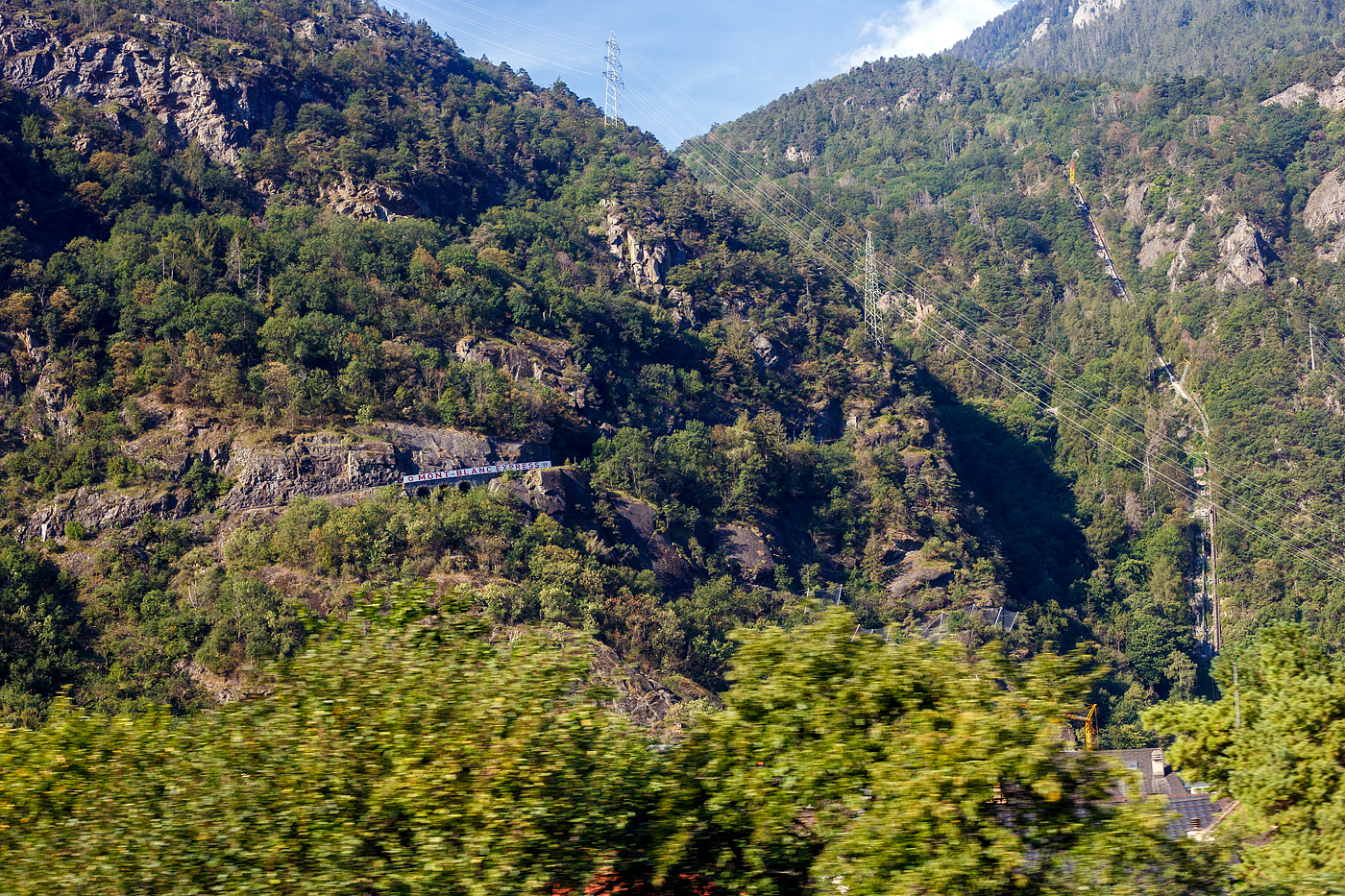 Die Strecke mit dem Mont-Blanc Express von Martigny via Vallorcine nach Chamonix hatten für unsere Reise am 07 bis 11 September 2023 auch ins Auge gefasst, aber dann wegen dem 125 Jubiläum der BVB dann doch erstmal auf ein anderes Mal verschoben.

Hier aus dem Zug (IC von Vevey nach Brig) heraus ein Blick auf die Strecke vom der Martigny-Châtelard-Bahn / Mont-Blanc Express. Die 18 km lange meterspurige Bahnstrecke mit Zahnstangenabschnitten, von Martigny zum Grenzbahnhof Le Châtelard-Frontière, wird heute von der Transports de Martigny et Régions (TMR). Die MC fusionierte 2001 mit der Martigny-Orsières-Bahn (MO) zu den Transports de Martigny et Régions (TMR).