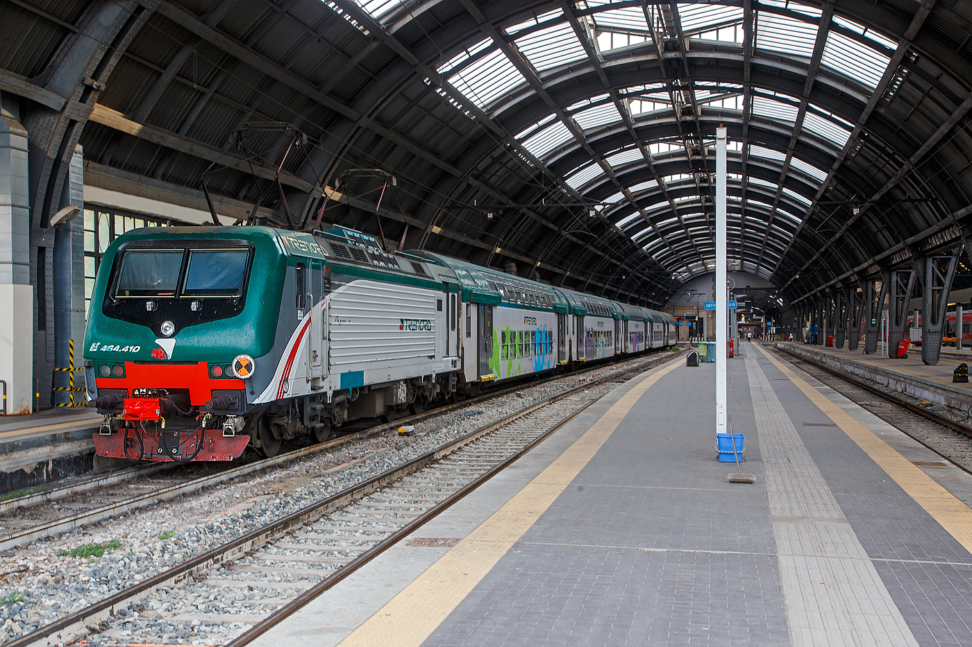Die Trenord E 464.410 (91 83 2464 410-6 I-TN) steht am 23.07.2022 mit einem Doppelstock-Wendezug auf Gleis 24 im Bahnhof Milano Centrale. 