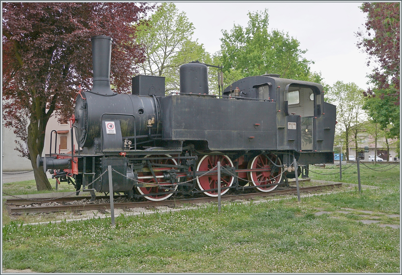 Diese kleine FS Dampflok mit der Nummer 835 106 steht in einem Park in Brescello. 

17. April 2023 