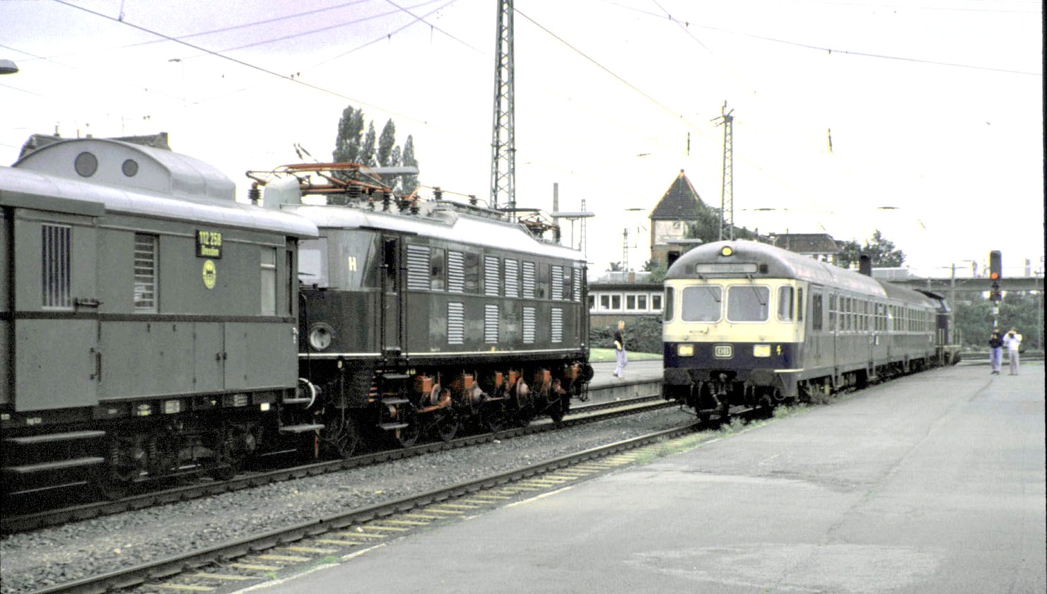 E 18 31 und 212, schiebend mit Silberling und Silberling Steuerwagen in Hildesheim im Mai 1980.