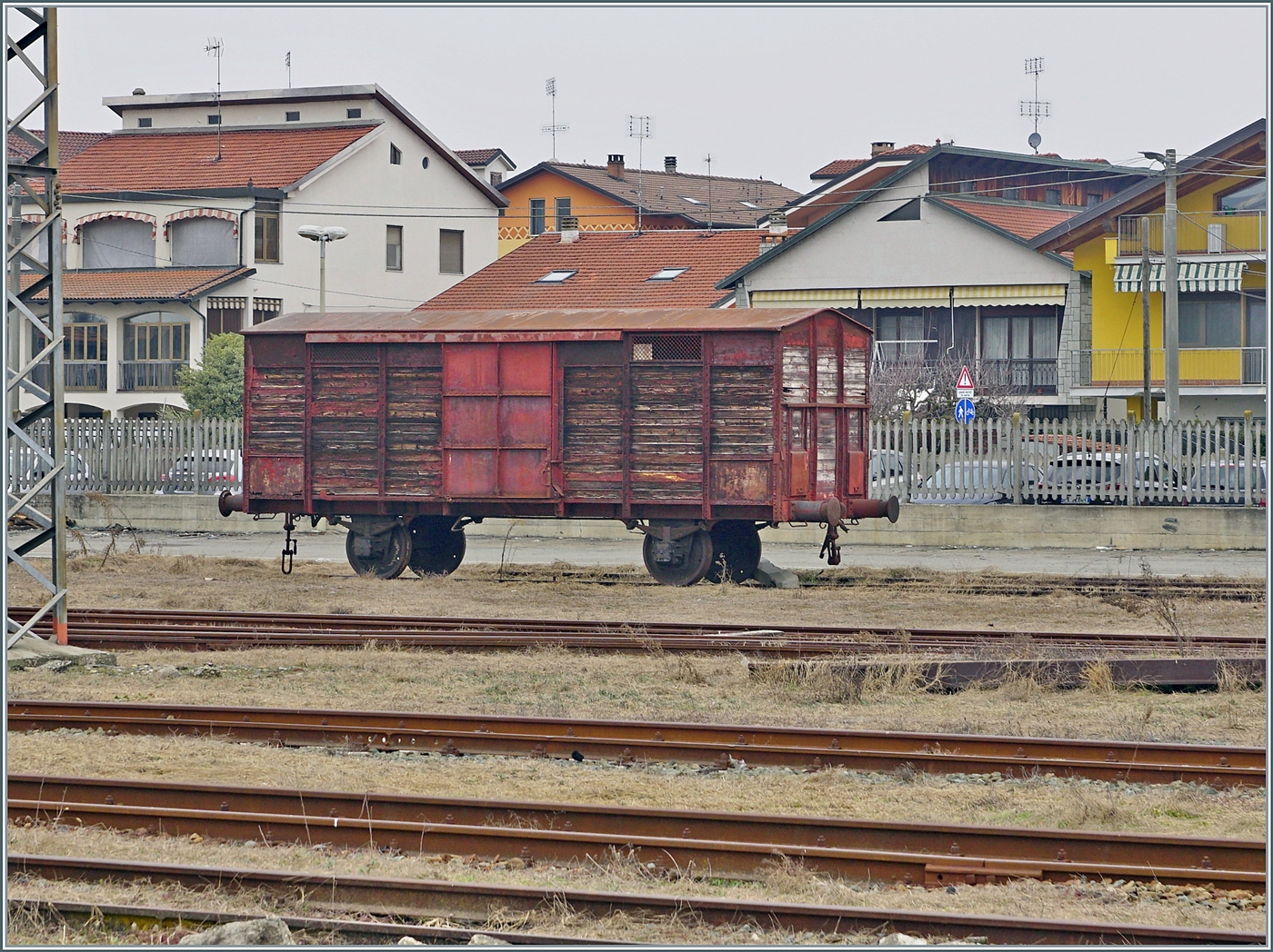 Ein alter, wohl sehr alter  Spitzdach -Güterwagen steht in Chivasso. Erste Wagen dieser Bauart sollen bereits 1857 erbaut worden sein. In den nördlichen Breitengraden wurden diese Wagen aus Italien meist für Lebensmitteltransporte aus dem Süden eingesetzt. 

24. Februar 2023