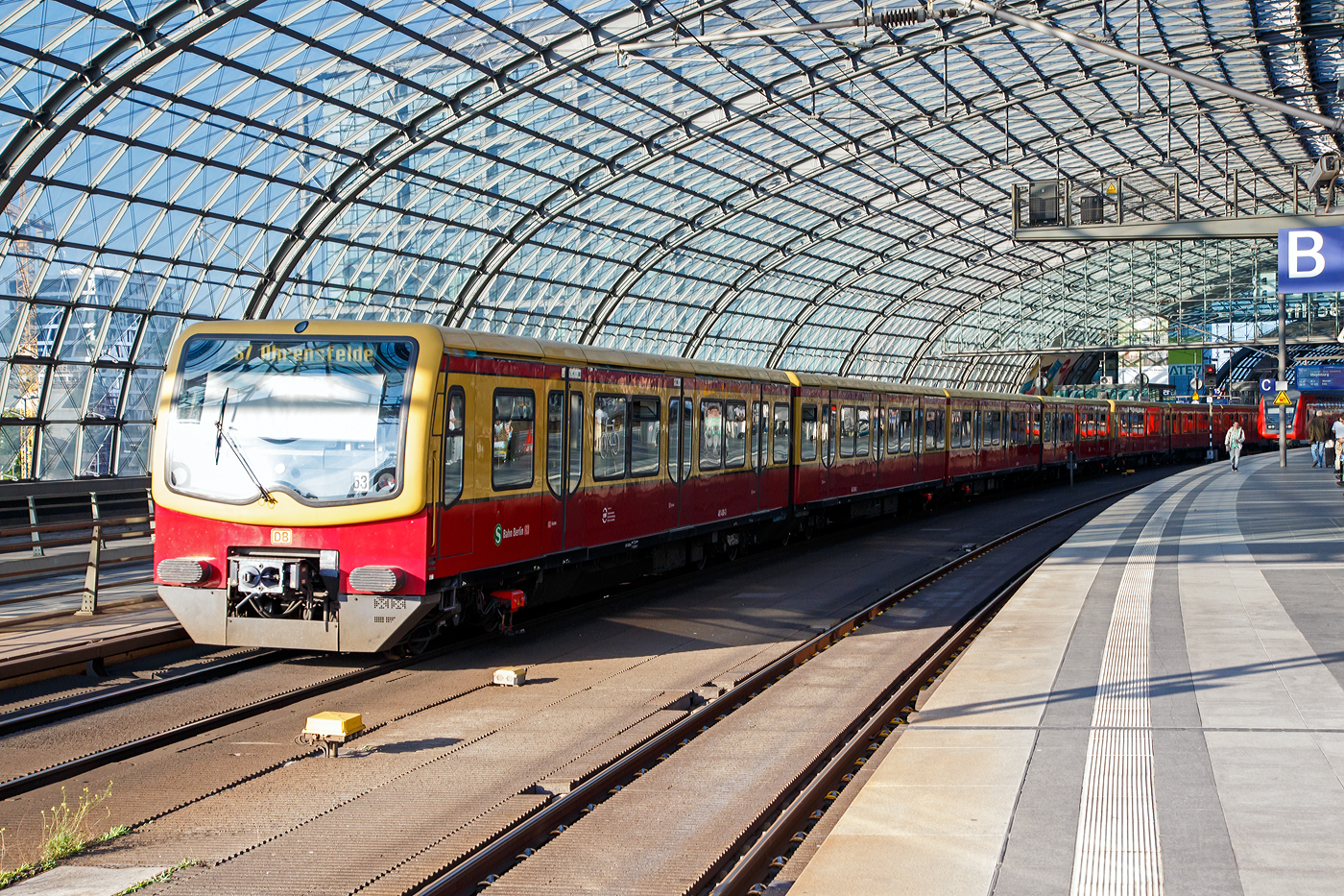 Ein Ganzzug der BR 481/482 der S-Bahn Berlin, als S7 (Potsdam Hauptbahnhof nach Ahrensfelde, am 27 Juni 2017 im Hauptbahnhof Berlin.