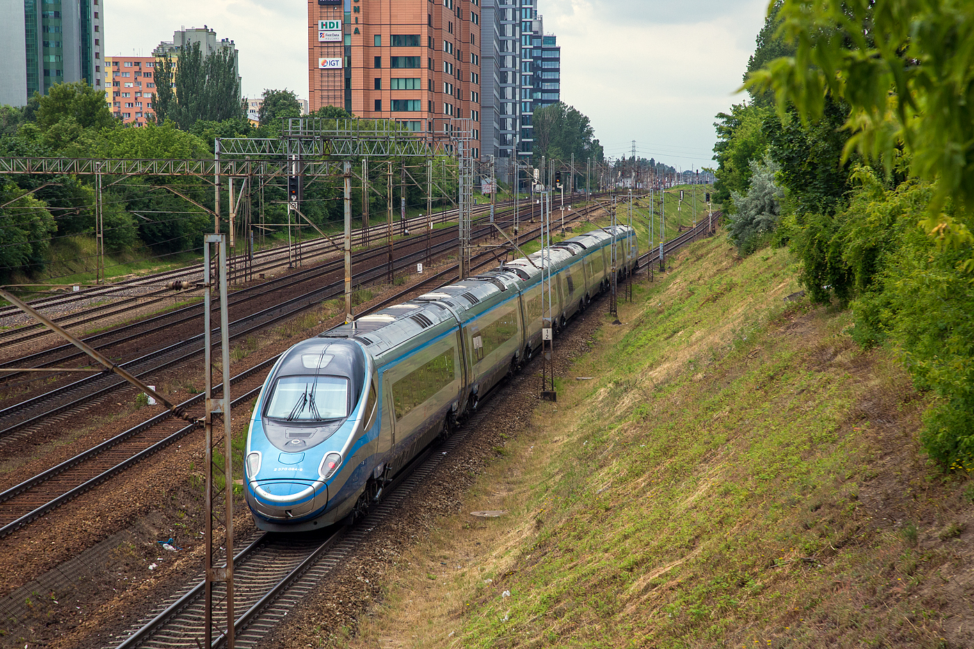 Ein Pinocchio  bzw. Astoro (Habicht) in Polen, so ist auch ein Hauch von Italien und der Schweiz in Polen, aber ohne Neigetechnik.....
Der Alstom ED 250-012 (2 370 084-8) ED250-012 der PKP Intercity (PKPIC) verlässt am 26 Juni 2017 als EIP (Express InterCity Premium) Warszawa (Warschau) und fährt Richtung Westen.

Die siebenteiligen Hochgeschwindigkeitszüge ohne Neigetechnik der Baureihe ED 250 gehören zur Alstom Produktfamilie Pendolino, sie erreichen eine Höchstgeschwindigkeit von 250 km/h und sind seit dem 14. Dezember 2014 als Express InterCity Premium planmäßig in Polen unterwegs. Der Express InterCity Premium (EIP) ist die höchste polnische Zuggattung.

Aber, auch wenn die siebenteiligen ED 250-Triebzüge zur Produktfamilie Pendolino (ähnlich ETR 600 und ETR 610) gehören, so wurde nicht die namensgebende Neigetechnik verbaut, da das Einsatzprofil der Züge in Polen keine signifikanten Vorteile durch Neigetechnik erfahren hätte. 

Ein ED 250-Triebzug besteht aus sieben Wagen, die von acht wassergekühlten Drehstrom-Asynchronmotoren mit einer Leistung von je 708 kW angetrieben werden. Der Wagenkasten wurde aus Aluminium gefertigt, als Zugsicherung sind verschiedene Systeme an Bord.

Die modernen elektrischen Triebzüge werden aktuell nur innerhalb Polens eingesetzt, hierbei wird ETCS Level 1 und 2 sowie SHP verwendet. Der Hersteller Alstom ist jedoch verpflichtet, den Einsatz in Deutschland, Österreich und Tschechien zu ermöglichen, was durch das Vorhandensein von LZB, PZB und Mirel bereits in der Grundkonzeption berücksichtigt wurde. Im Frühjahr 2017 begannen Testfahrten mit dem Ziel die notwendigen EBA-Zulassungen zu bekommen. 

TECHNISCHE DATEN: 
Nummerierung (UIC):  2 370 001–2 370 020 (vorderer Wagen)
Gebaute Anzahl:  20
Spurweite:  1.435 (Normalspur) 
Achsformel: 1A’A1’+1A’A1’+2’2’+2’2’+ 2’2’+1A’A1’+1A’A1’
Länge:  187.400 mm
Höhe:  4.100 mm
Breite:  2.830 mm 
Fußbodenhöhe:  1.260 mm
Radsatzfahrmasse:  17 t
Höchstgeschwindigkeit:  250 km/h
Dauerleistung:  5.664 kW
Stromsystem:  3000 V DC / 15 kV 16,7 Hz AC / 25 kV 50 Hz AC
Anzahl der Fahrmotoren:  8 (Drehstrom-Asynchronmotoren)
Kupplungstyp:  Scharfenbergkupplung
Sitzplätze: 402 (45 in der ersten und 357 in der zweiten Klasse)