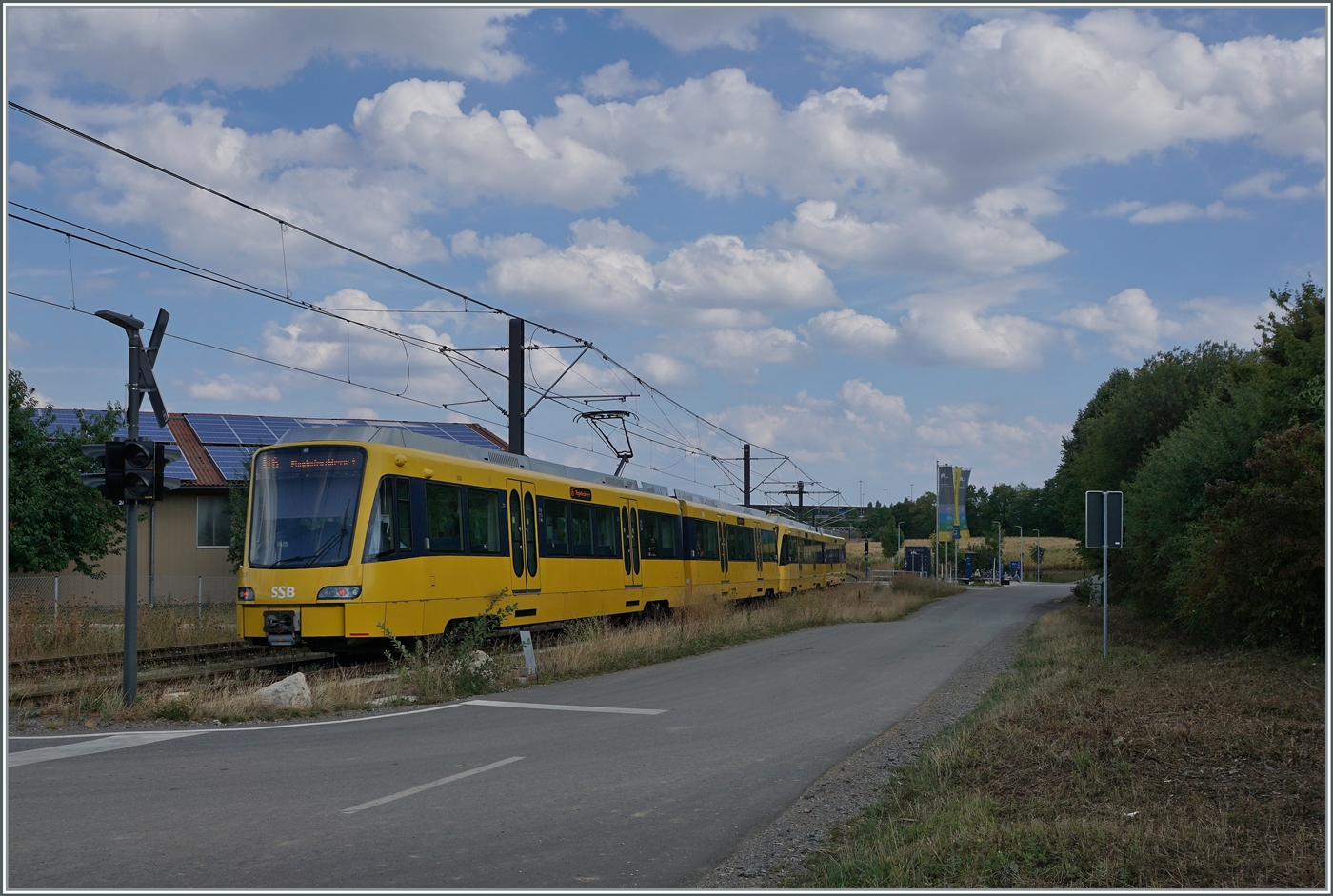 Ein Zug der U6 nach Stuttgart Flughafen erreicht die Haltestelle Echterdingen. 

29. August 2022