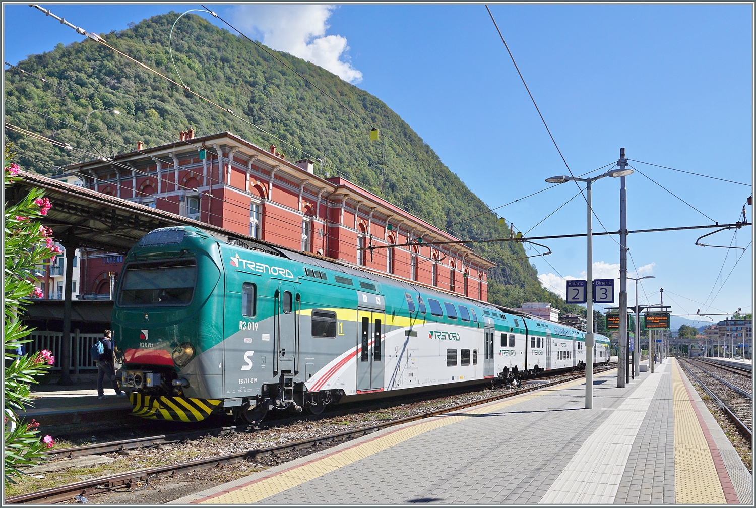 Endstation Lago Maggiore: der Trenord ALe 711 068 (94 83 4 711 068-6 I-TN) ist als Regio von  Milano Cadorna in Laveno Mombello Lago angekommen. 

27. September 2022